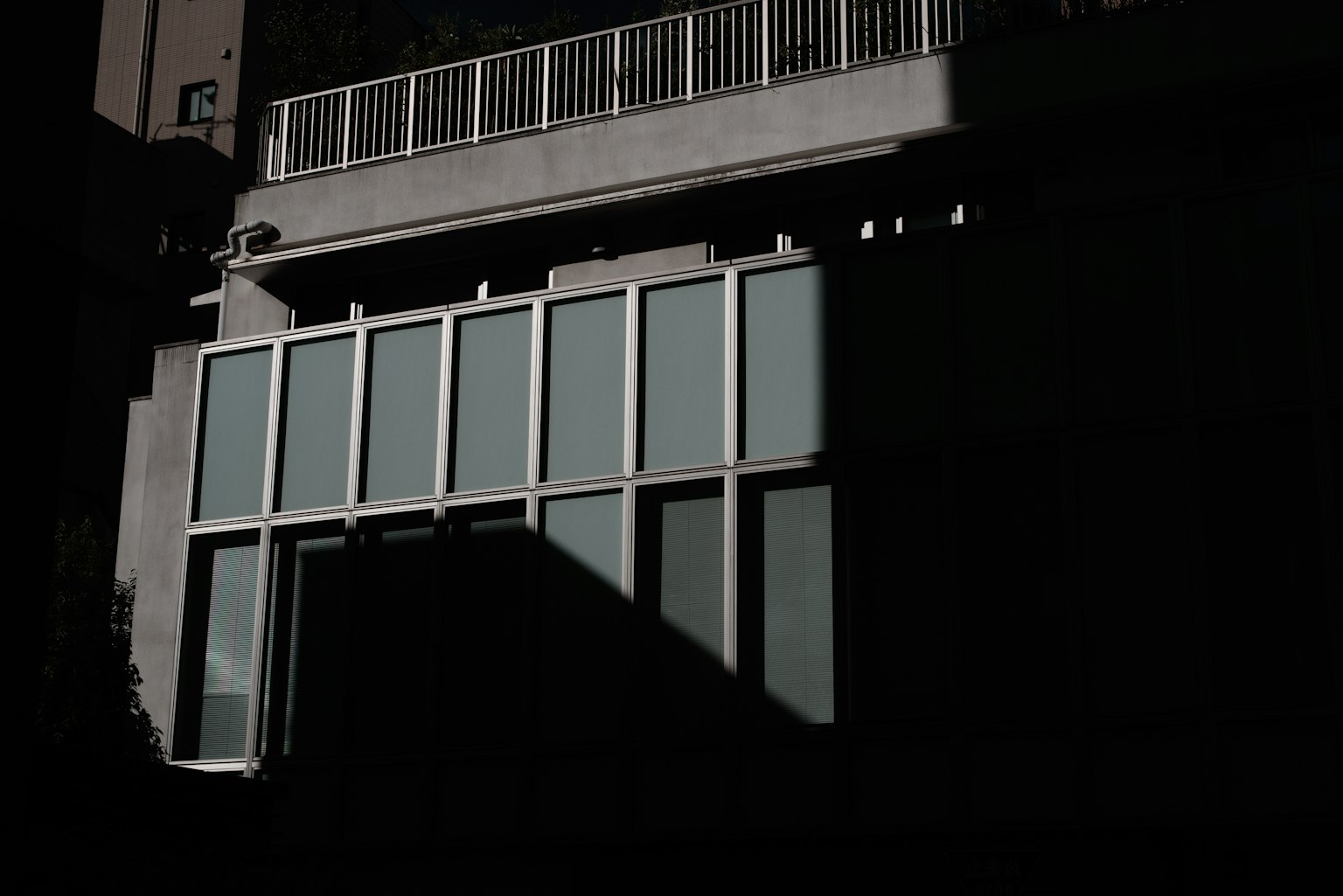 建築外立面上大窗戶與陰影的對比
