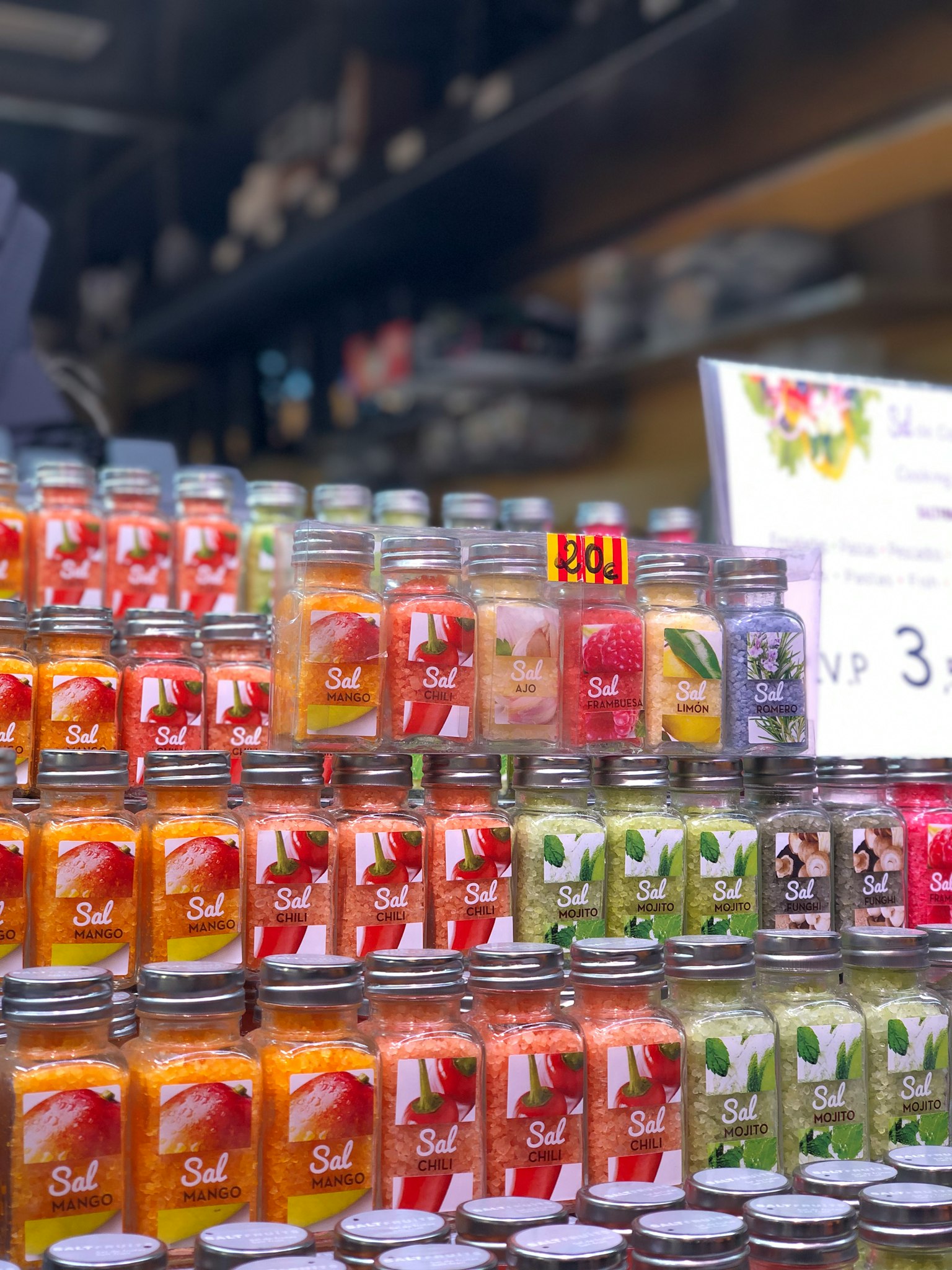 Vasi colorati di marmellate di frutta disposti in una vetrina di negozio