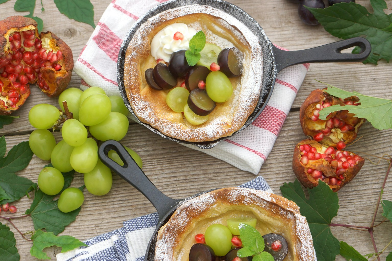 Postre horneado cubierto con uvas y crema