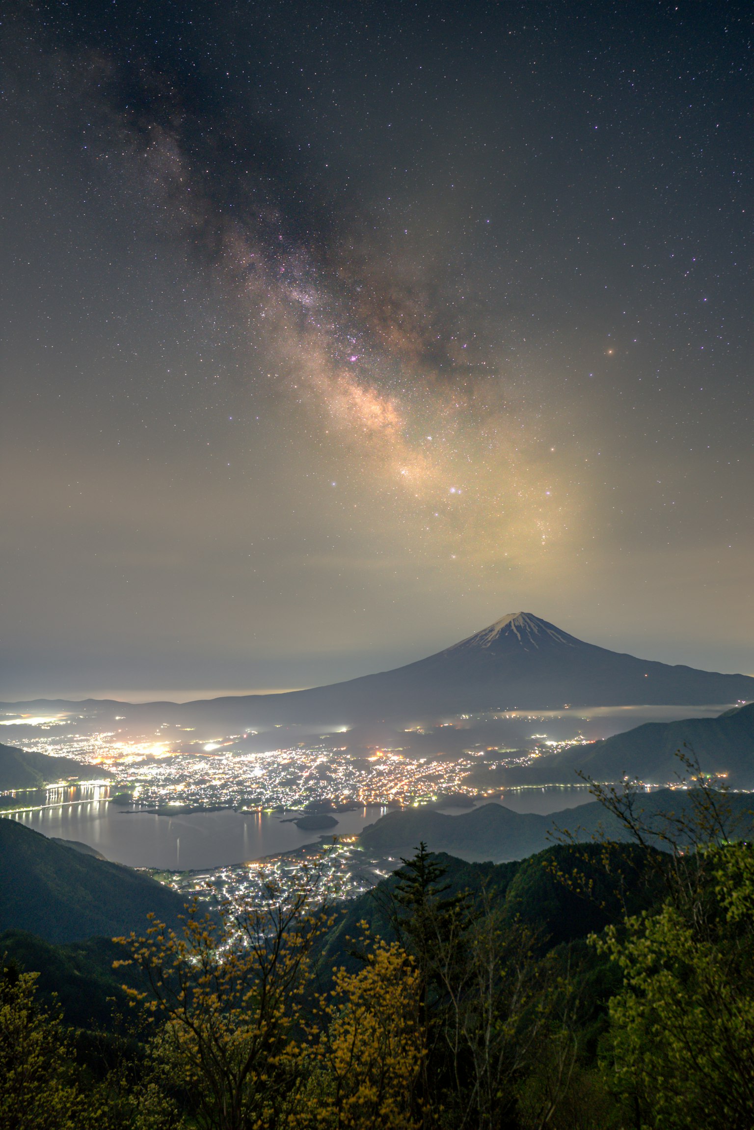 星空与银河及山脉景观