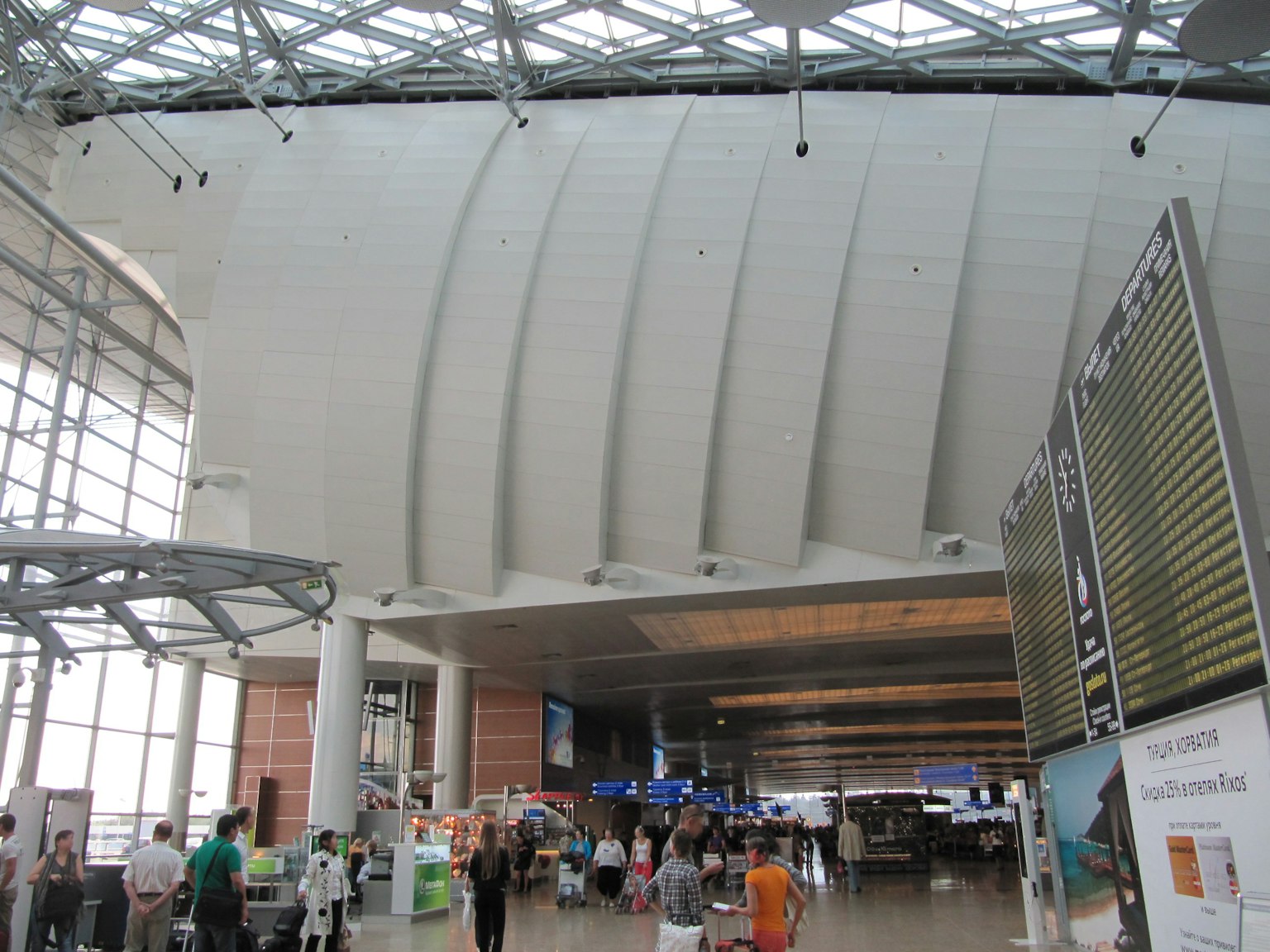 Intérieur spacieux d'un terminal d'aéroport avec des gens qui marchent