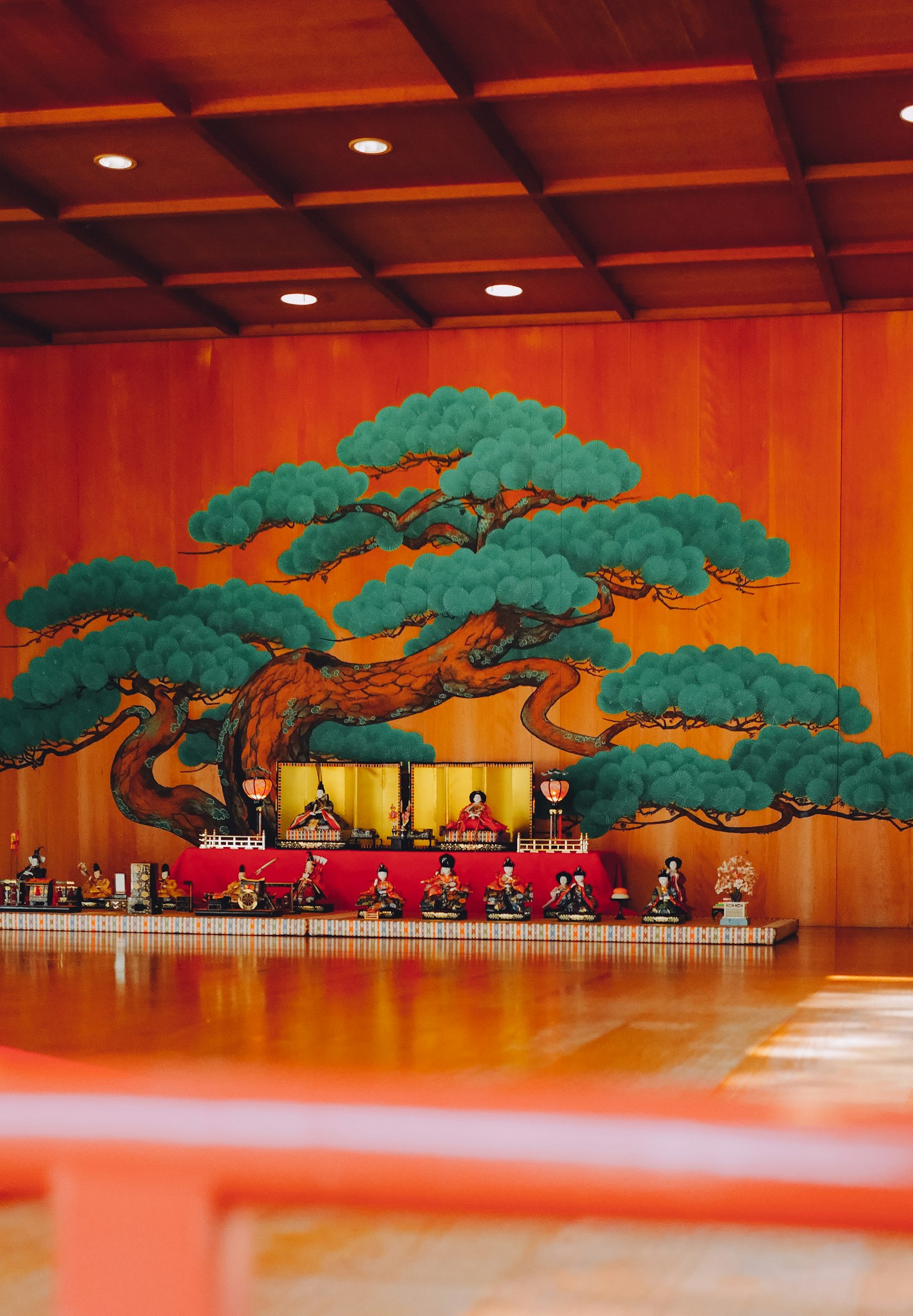 茶室内部，绿色松树壁画和红色装饰