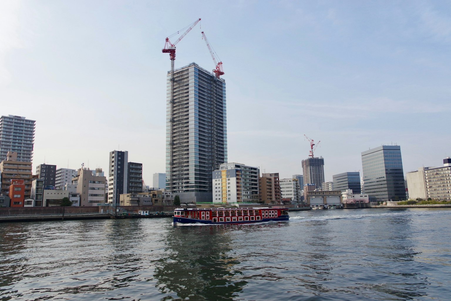 Malersicher Blick auf ein Ausflugsboot auf einem Fluss mit Wolkenkratzern