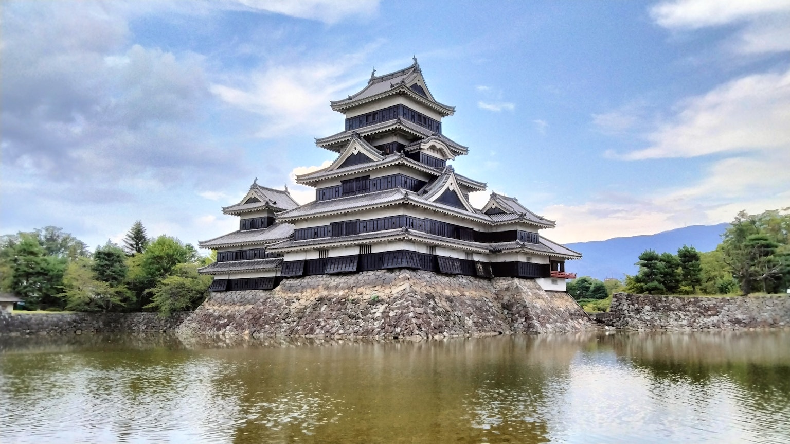 松本城的壮观景色，黑色外观和传统屋顶