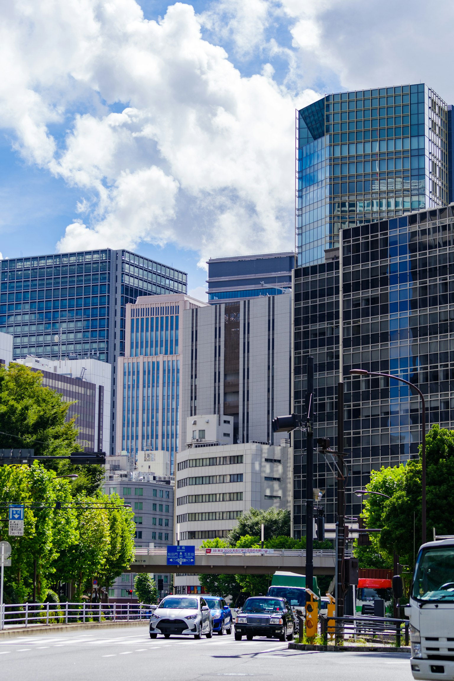Paysage urbain avec des gratte-ciels et un ciel bleu