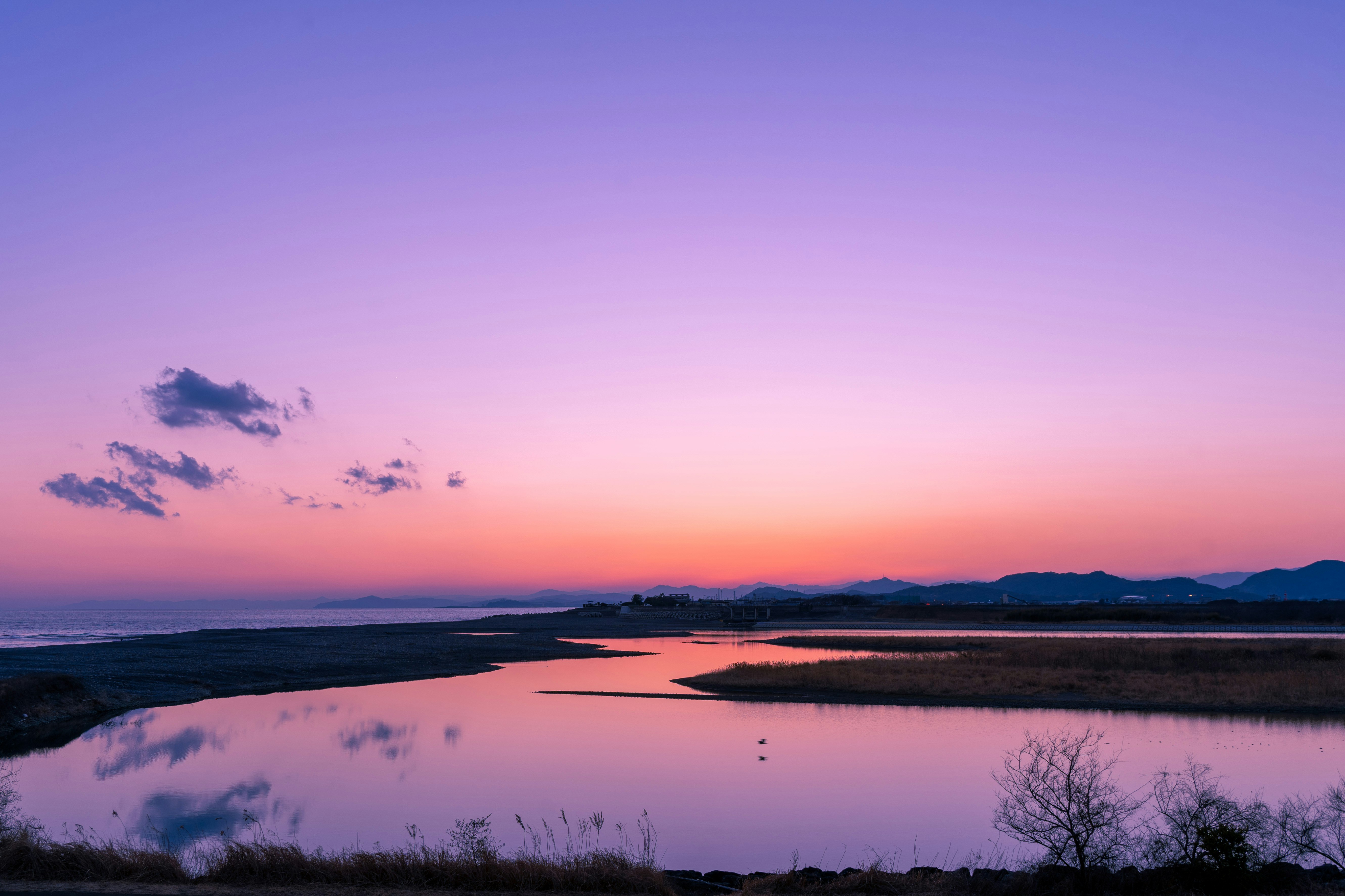 夕焼けの川と水面に映る空