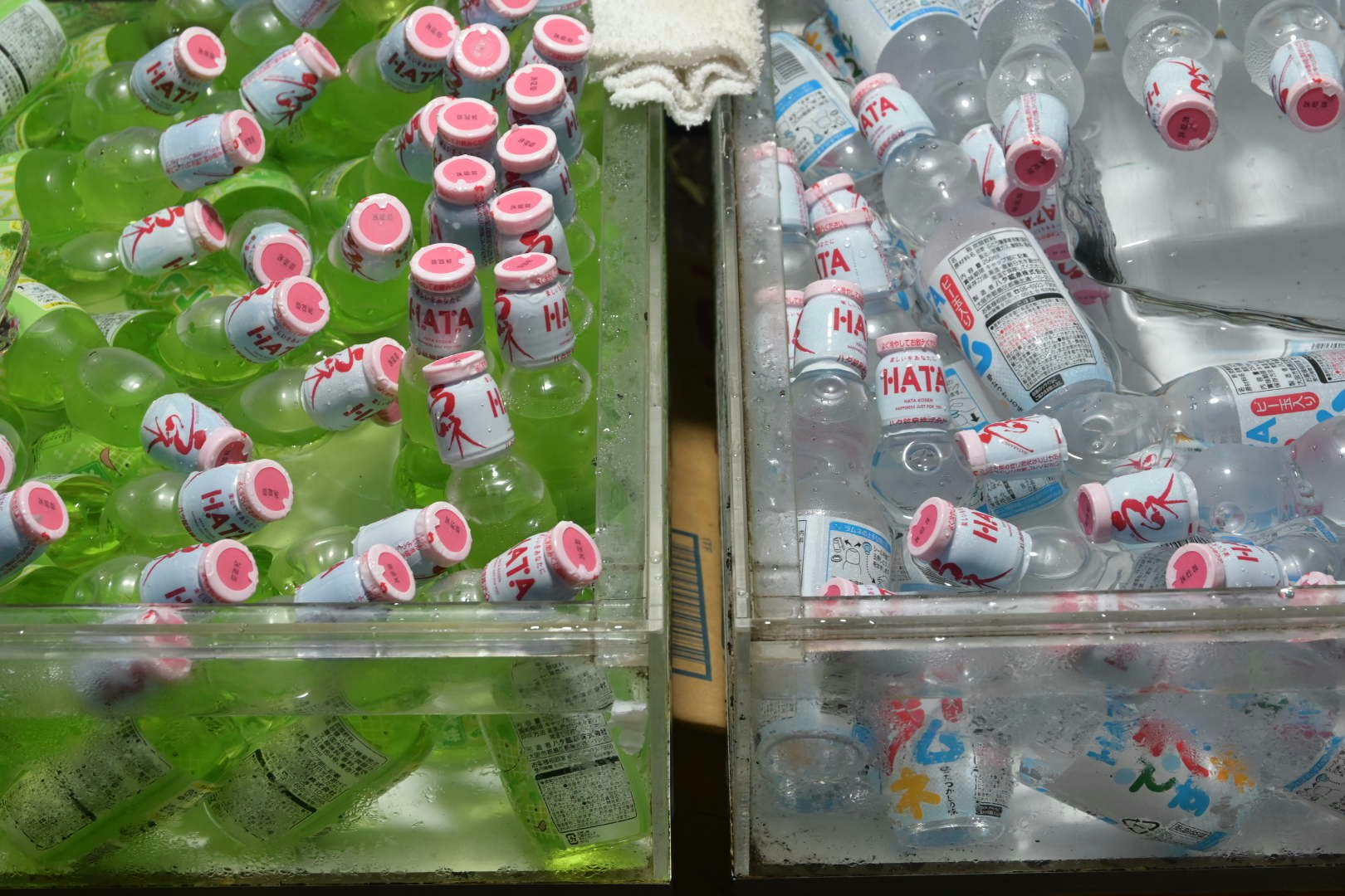 bouteilles de boisson exposées dans des vitrines en verre