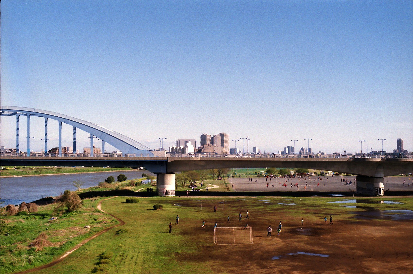 河畔步道與大型拱形橋的城市景觀