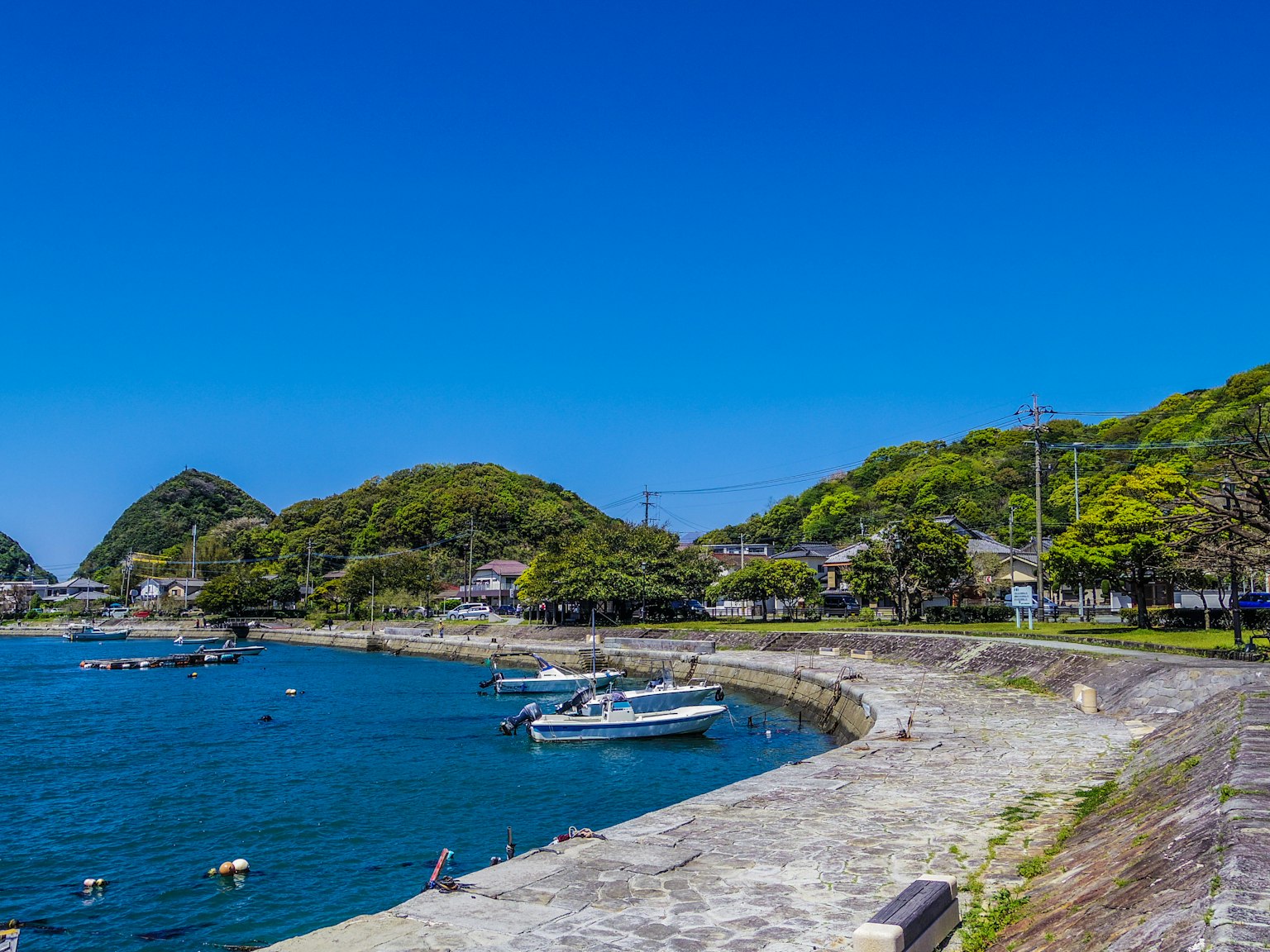 海岸小镇的美丽景色蓝天和宁静的海面船只停靠