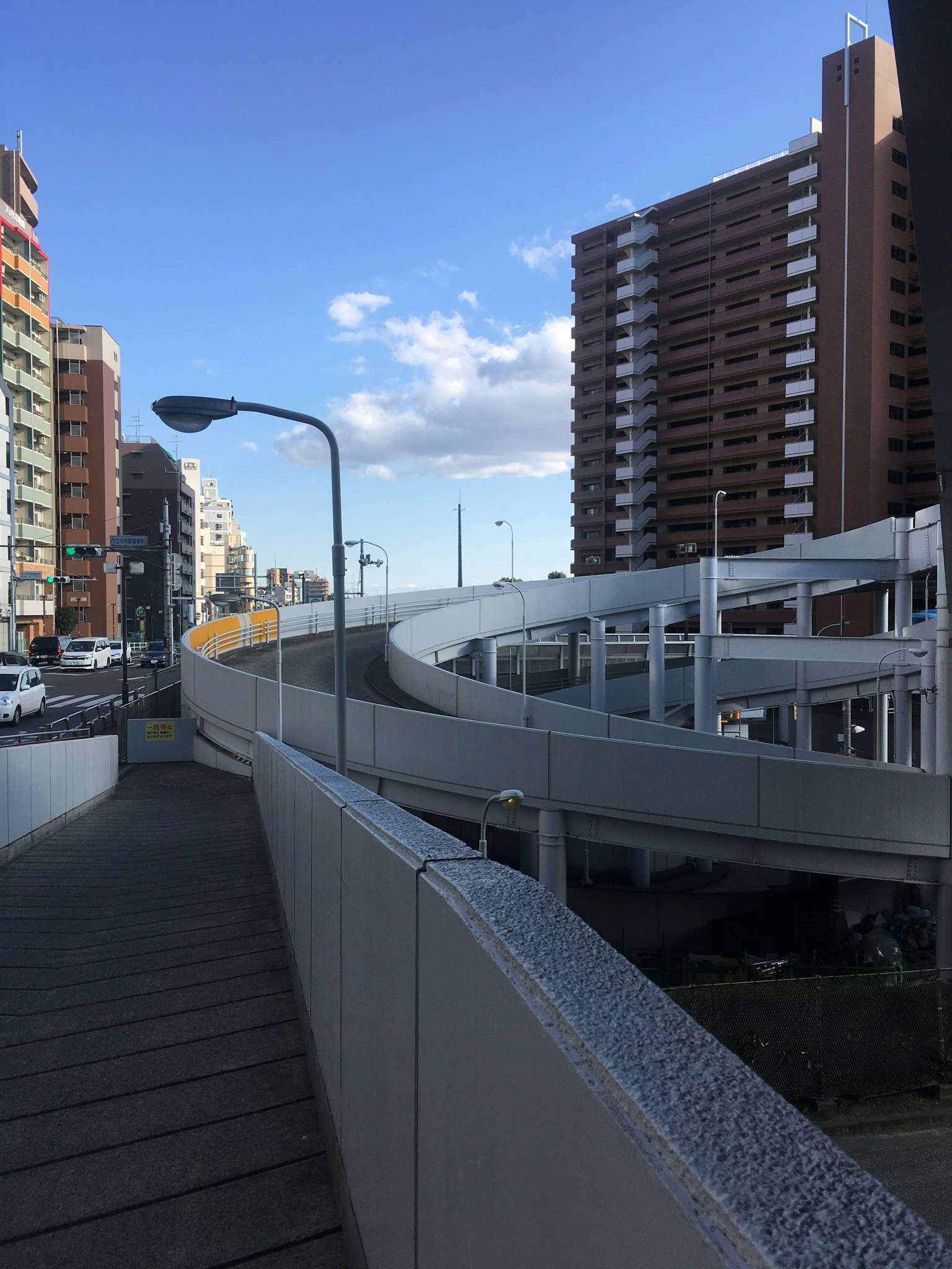 Paisaje urbano con una carretera elevada y edificios de apartamentos
