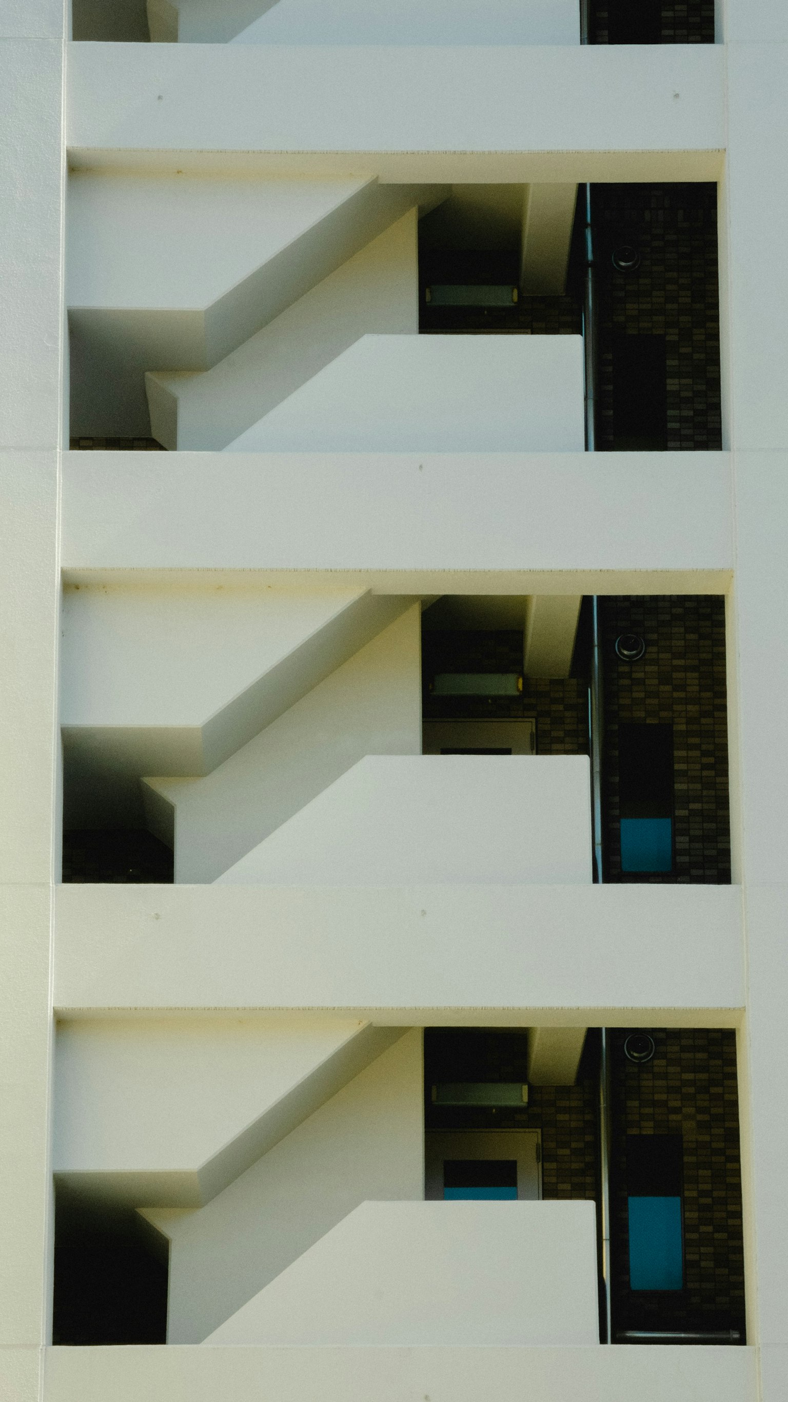 Bâtiment blanc avec des escaliers et des fenêtres dans un style architectural moderne