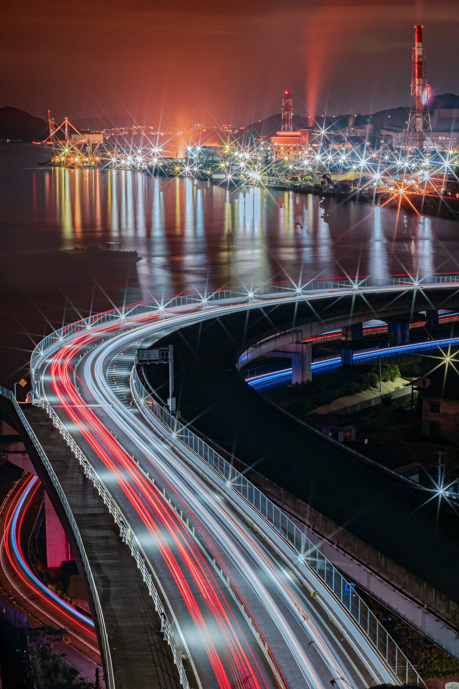 ทิวทัศน์ยามค่ำคืนที่สวยงามจับภาพแสงไฟในเมืองและการไหลของการจราจร