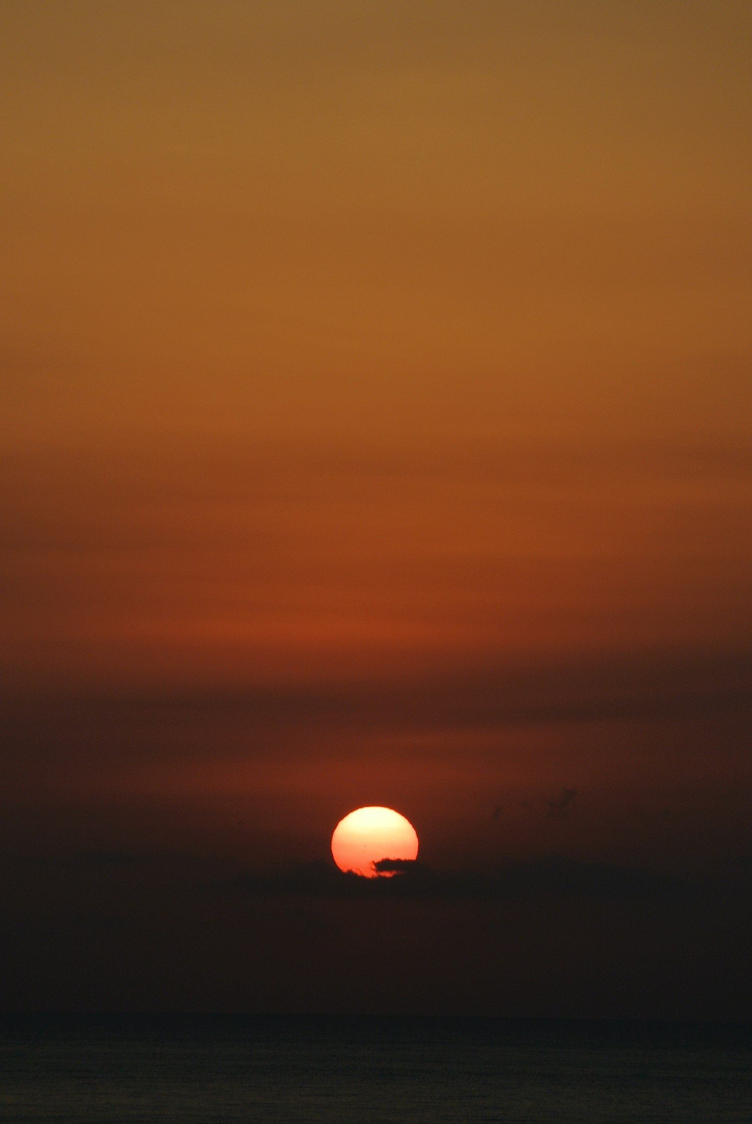 Magnifique coucher de soleil sur l'horizon