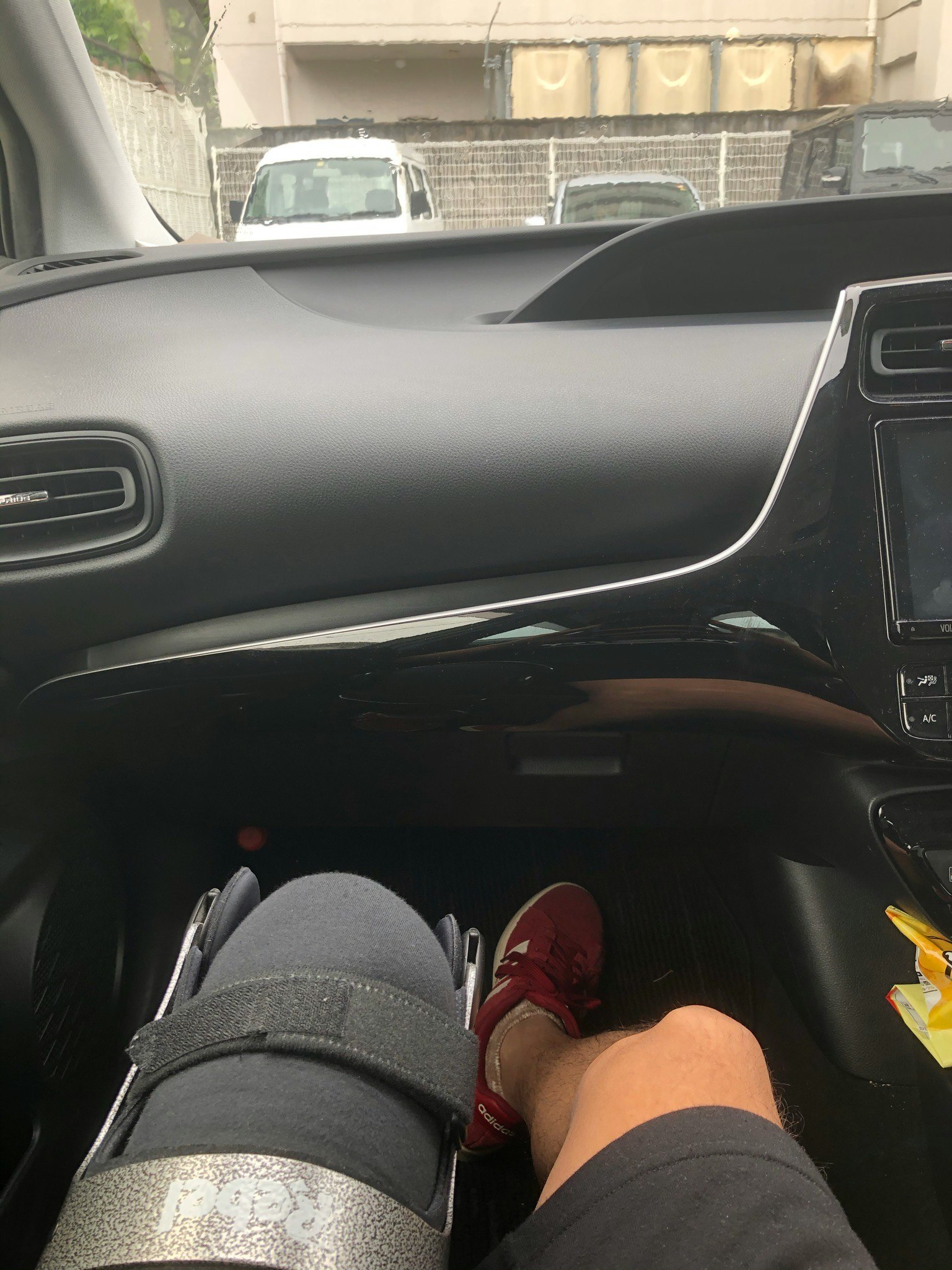 車内で足元に置かれた靴と手袋のある風景
