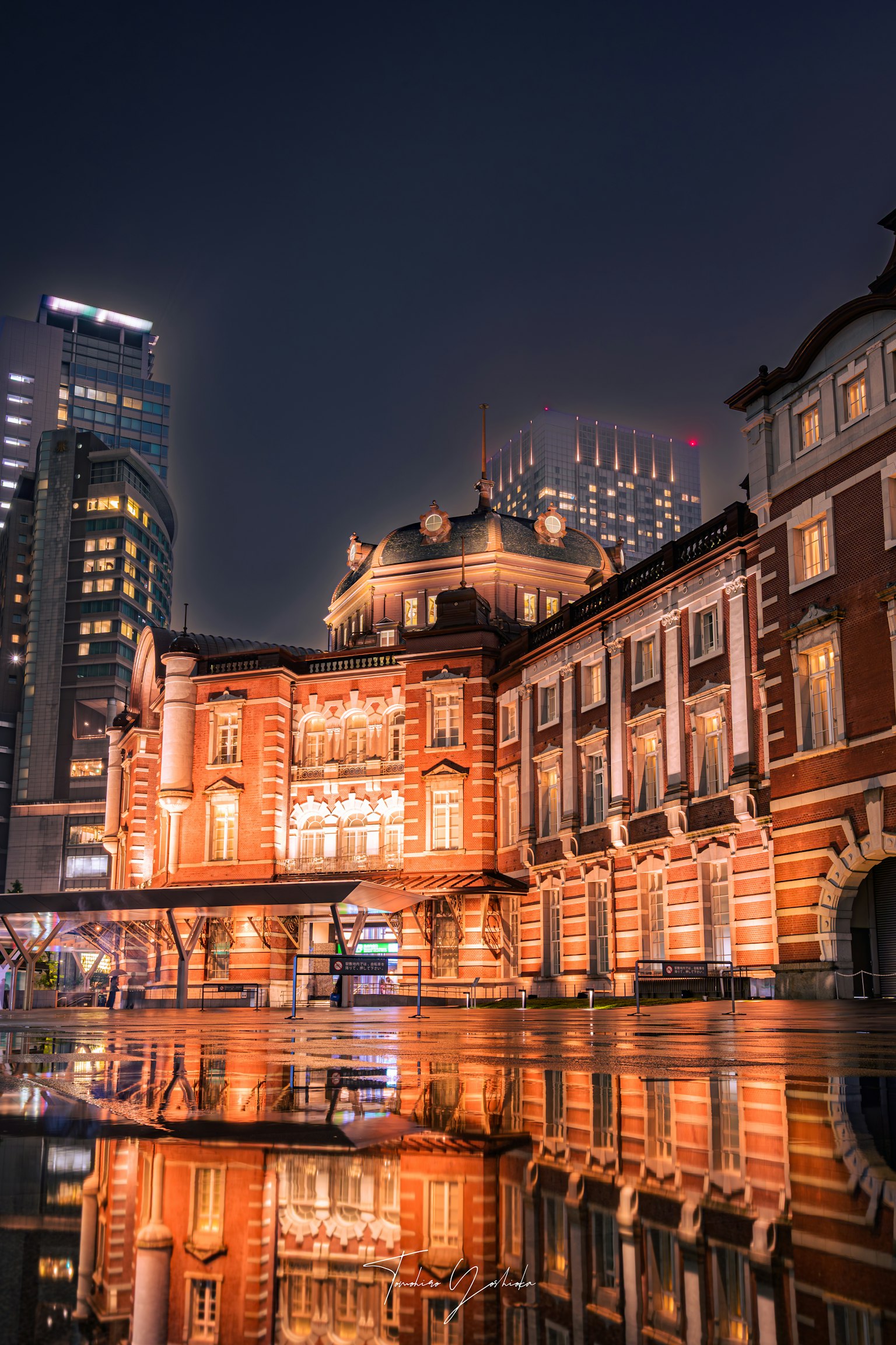 Belle architecture de la gare de Tokyo la nuit avec des reflets