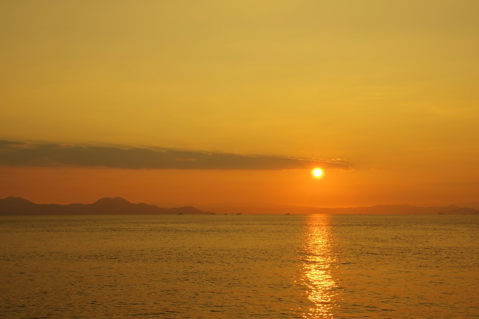 Magnifique paysage maritime avec le coucher de soleil se reflétant sur l'eau