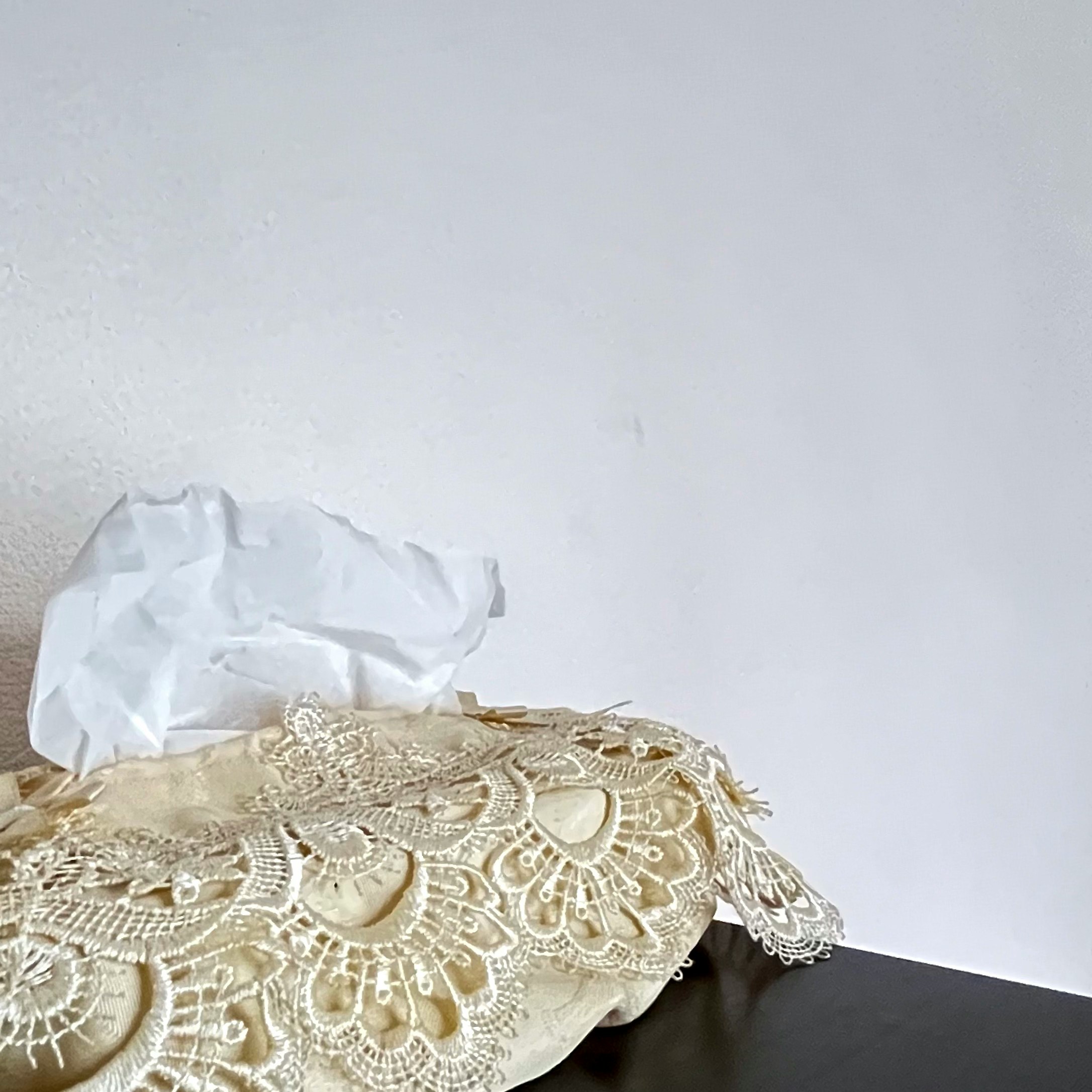 kain bordir renda dengan bungkus kertas putih