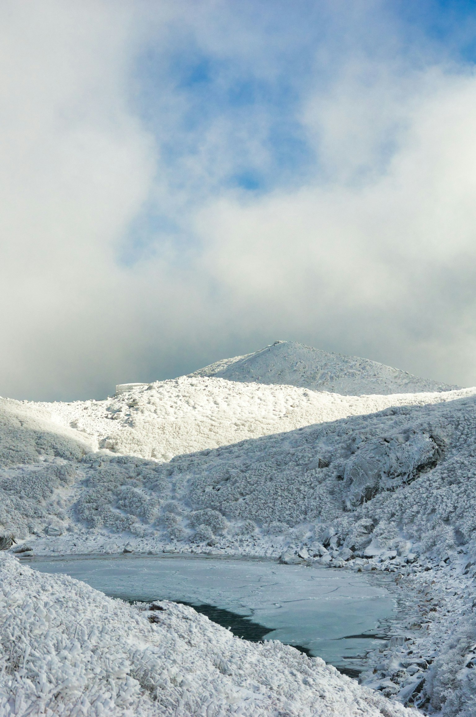Bellissimo paesaggio innevato con montagne e un lago