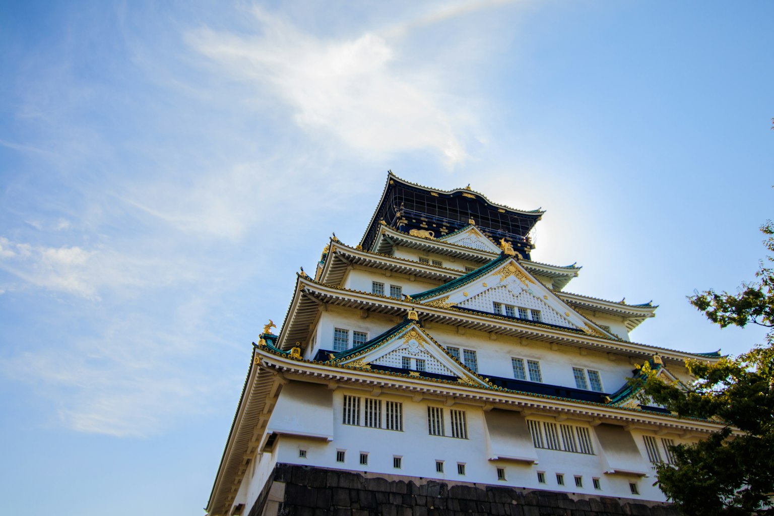 A beautiful photo of Osaka Castle against a blue sky