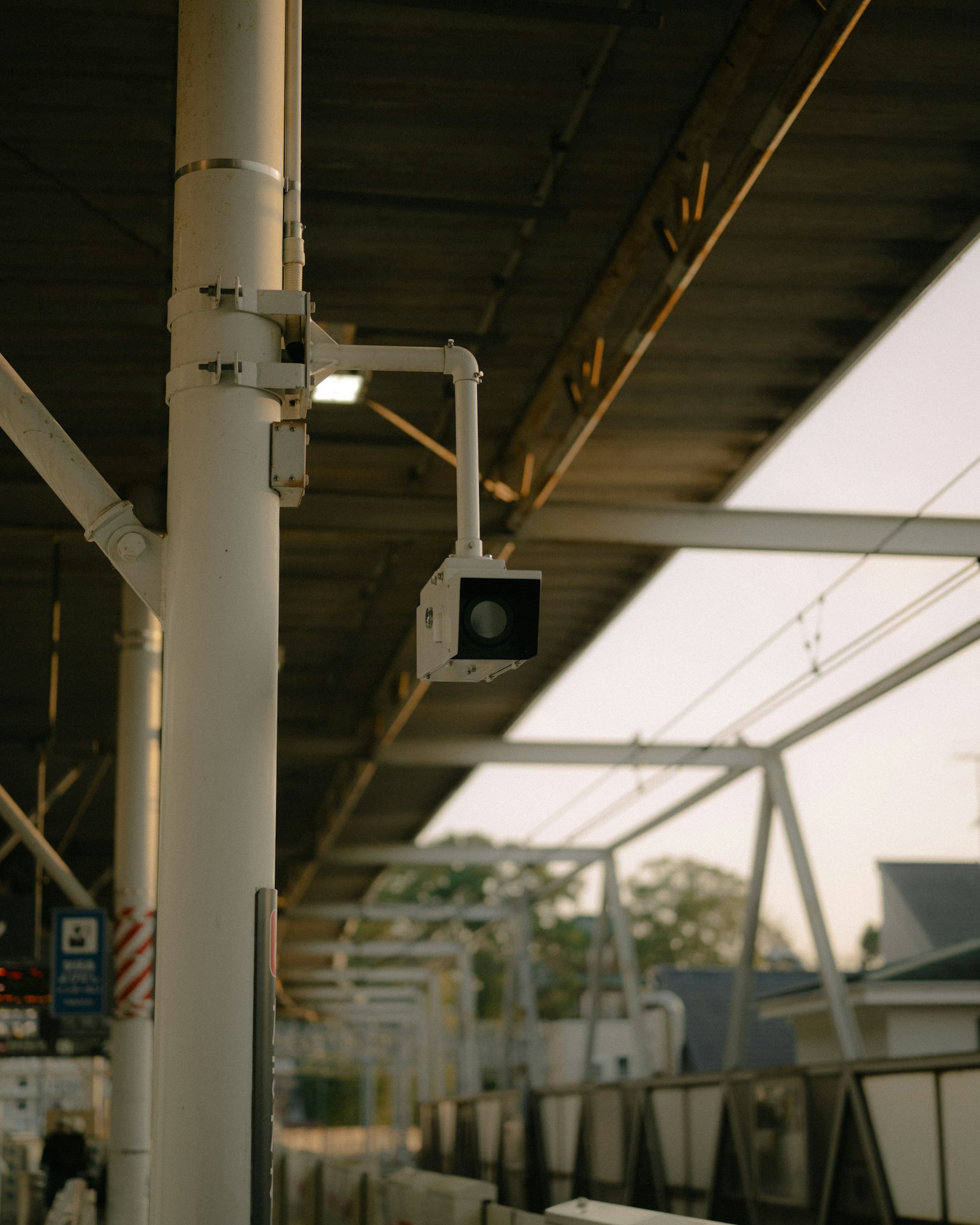 Cảnh camera giám sát tại ga và nền tảng có mái che