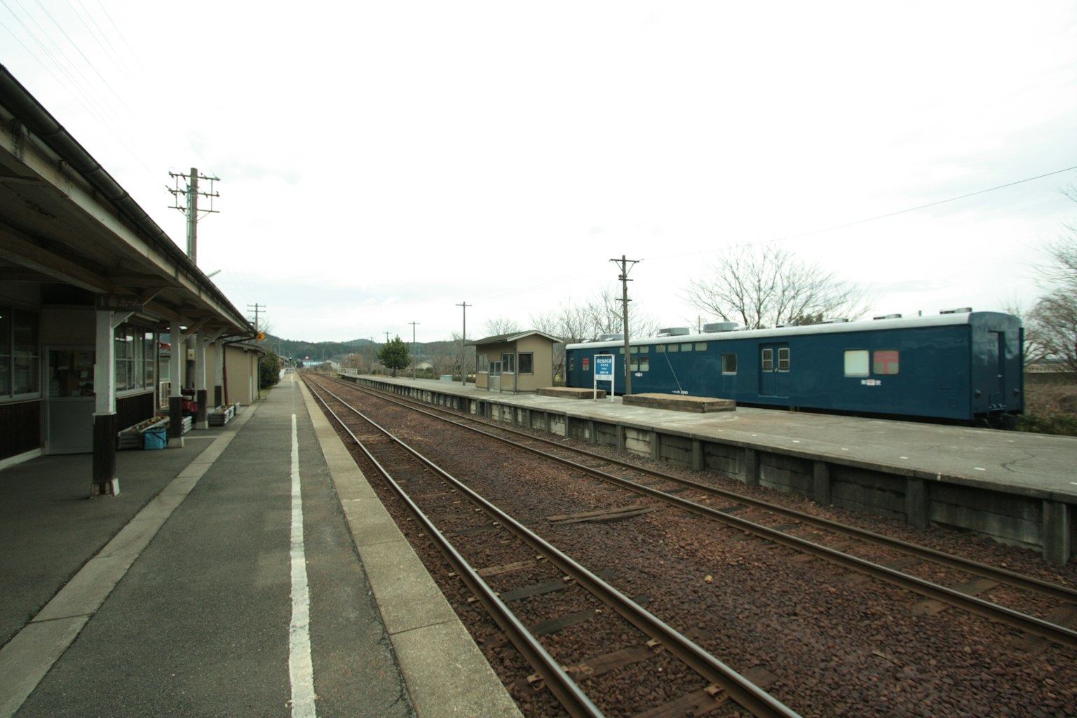มุมมองของสถานีรถไฟที่มีรถไฟสีน้ำเงิน