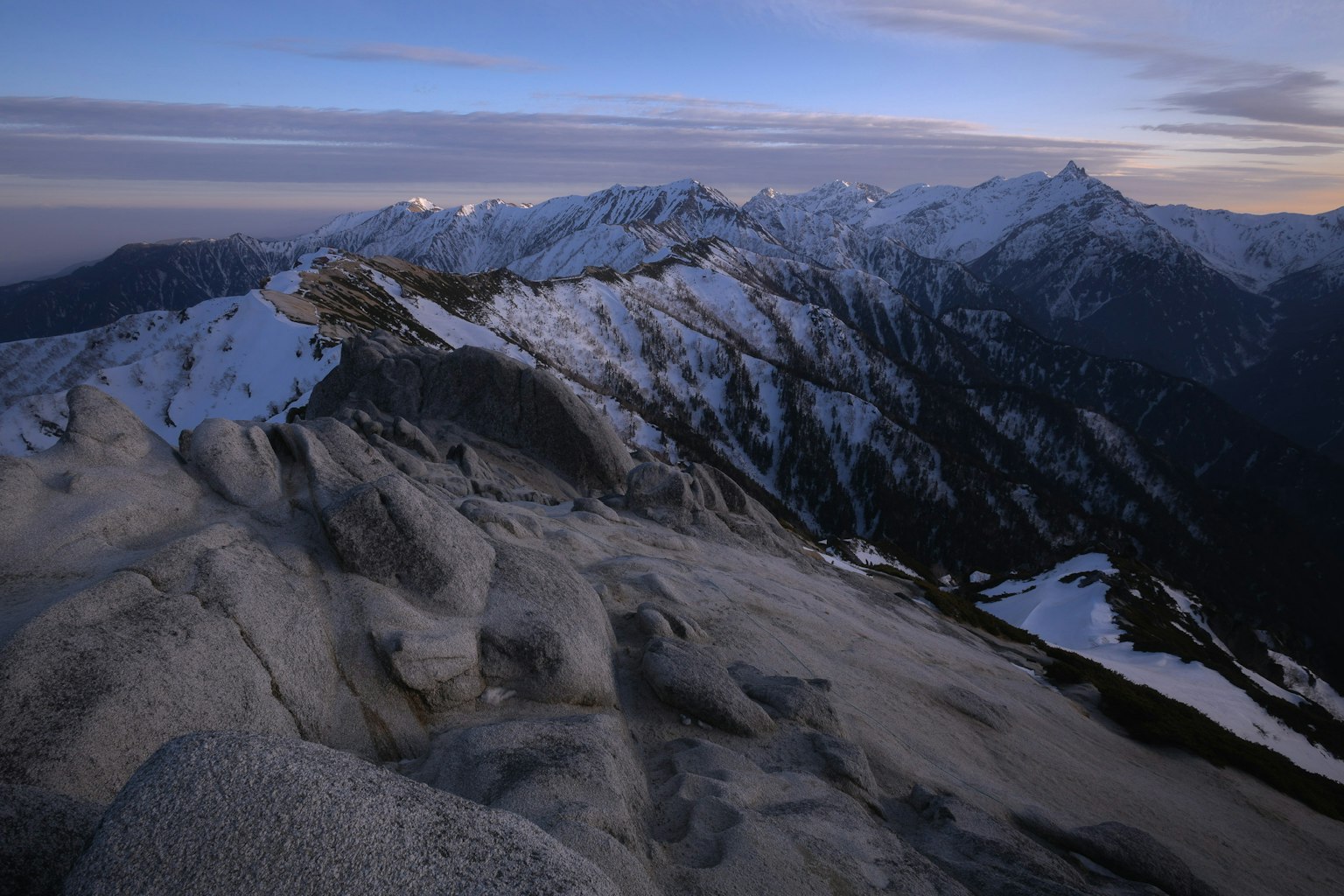 Vue magnifique des montagnes enneigées avec un ciel serein