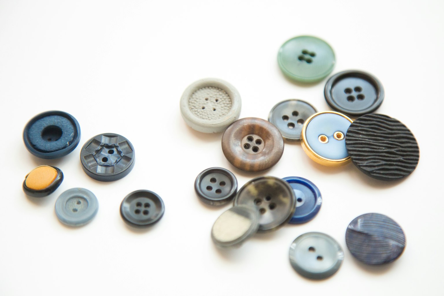 Bottoni colorati variati sparsi su uno sfondo bianco