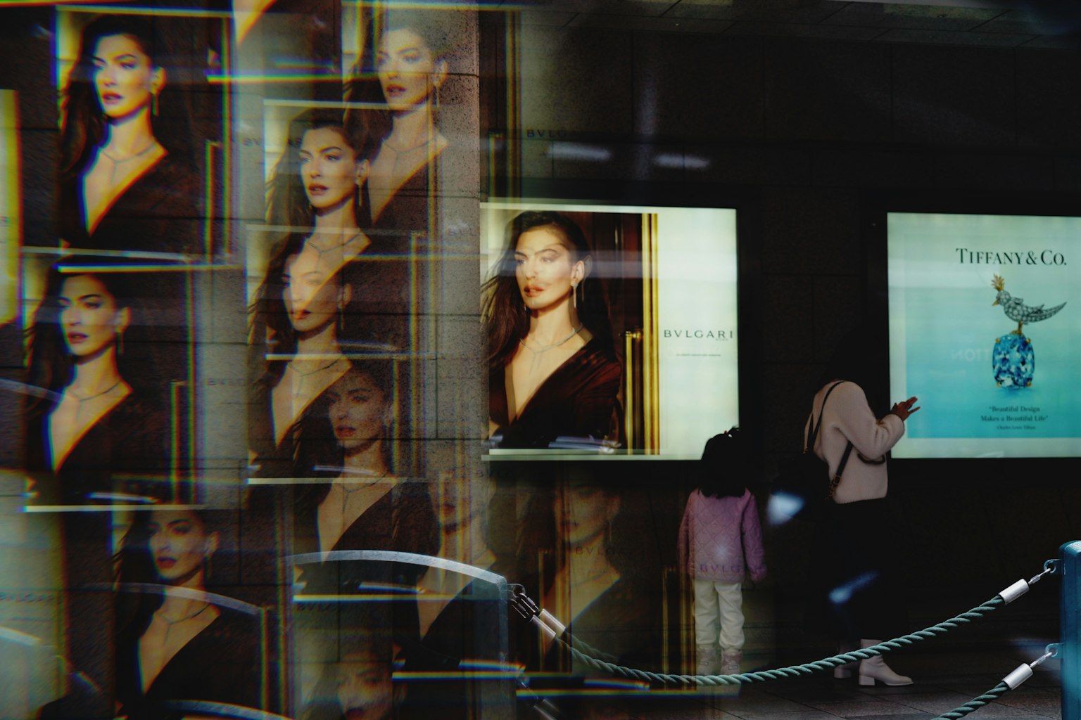 Cảnh đường phố với biển quảng cáo và người