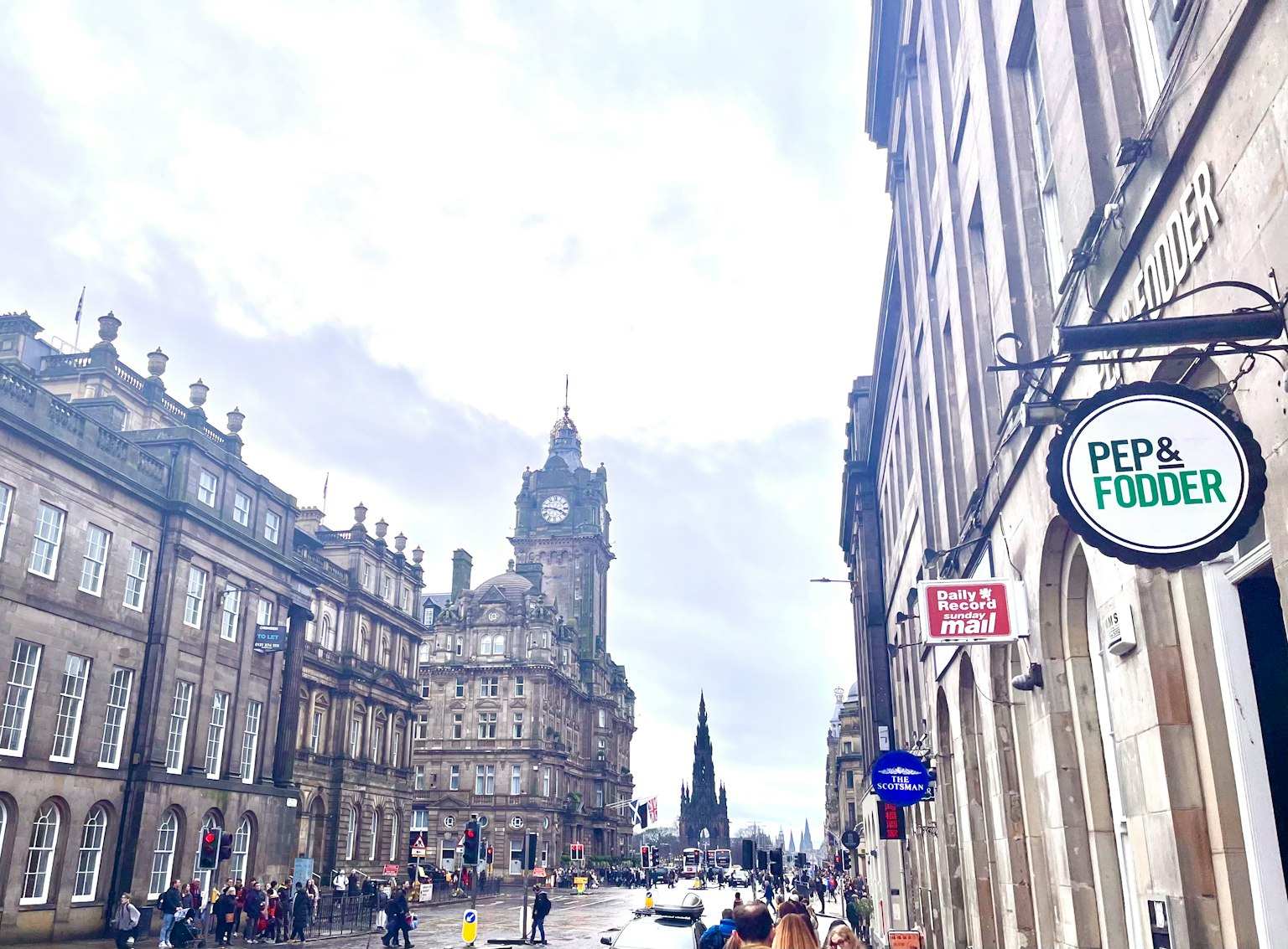 Vista de la calle de Edimburgo que muestra la arquitectura histórica y una torre del reloj