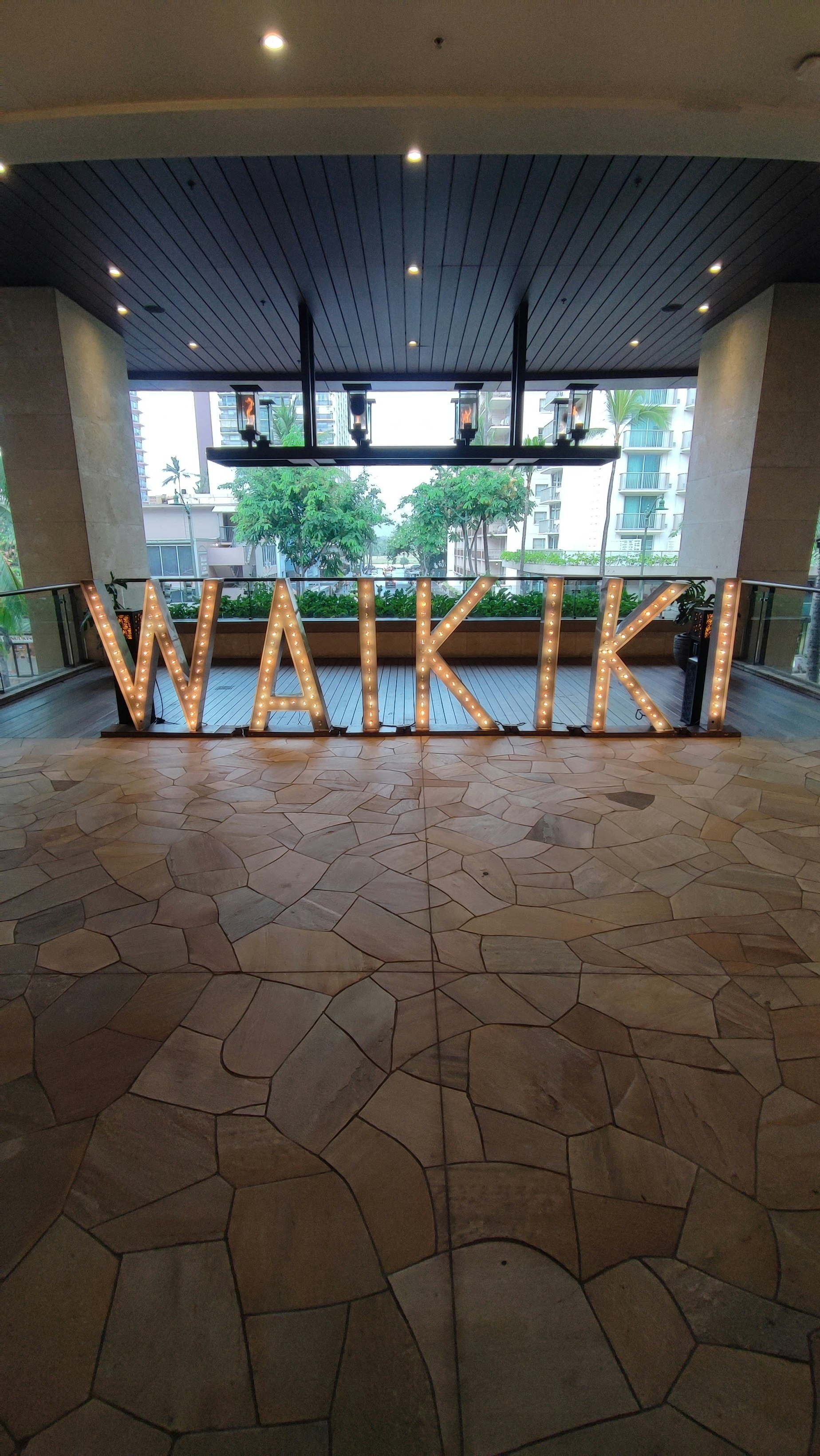 dekorative „WAiKiKi“-Buchstaben in einem Innenatrium