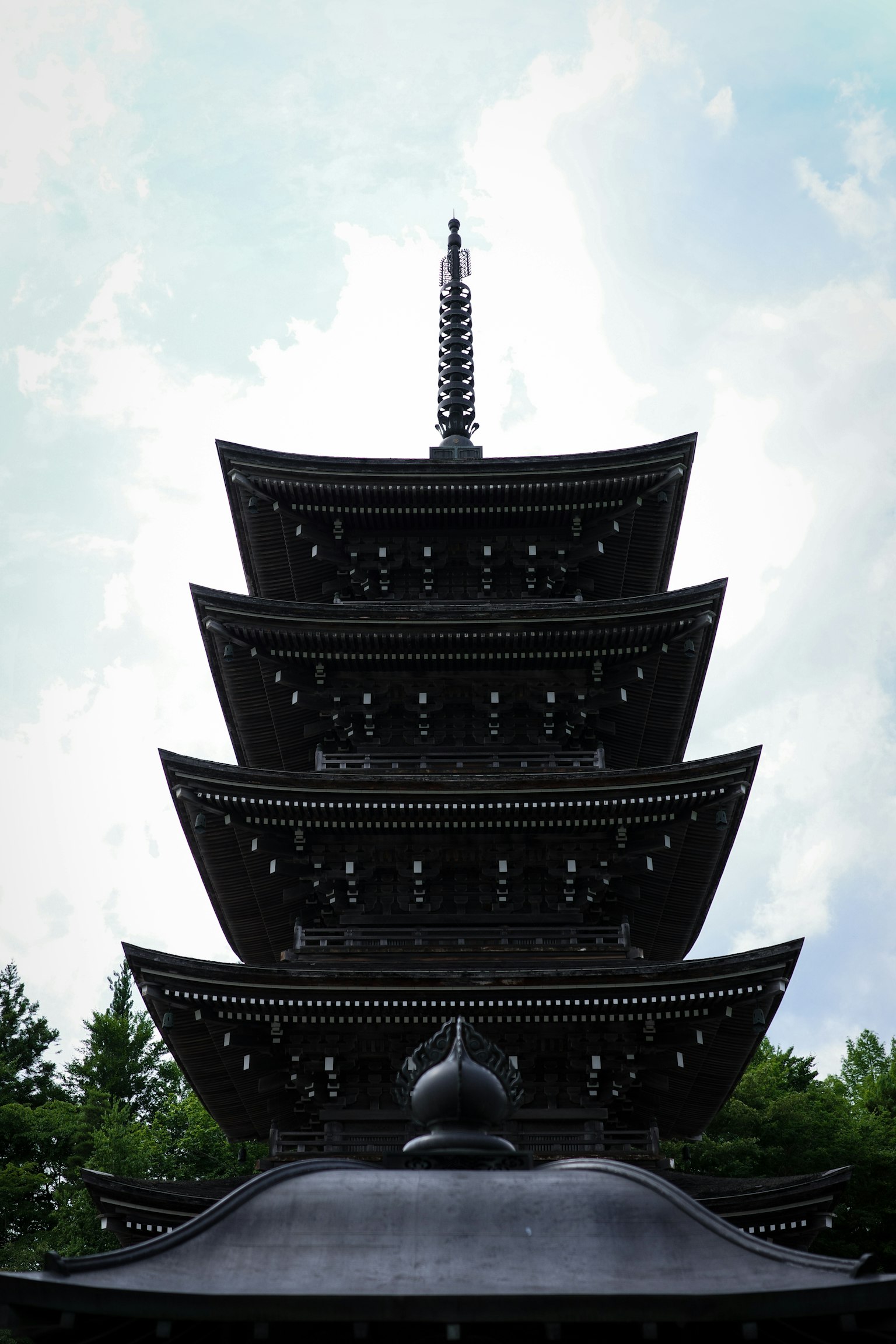 Schwarze fünfstöckige Pagode unter einem blauen Himmel