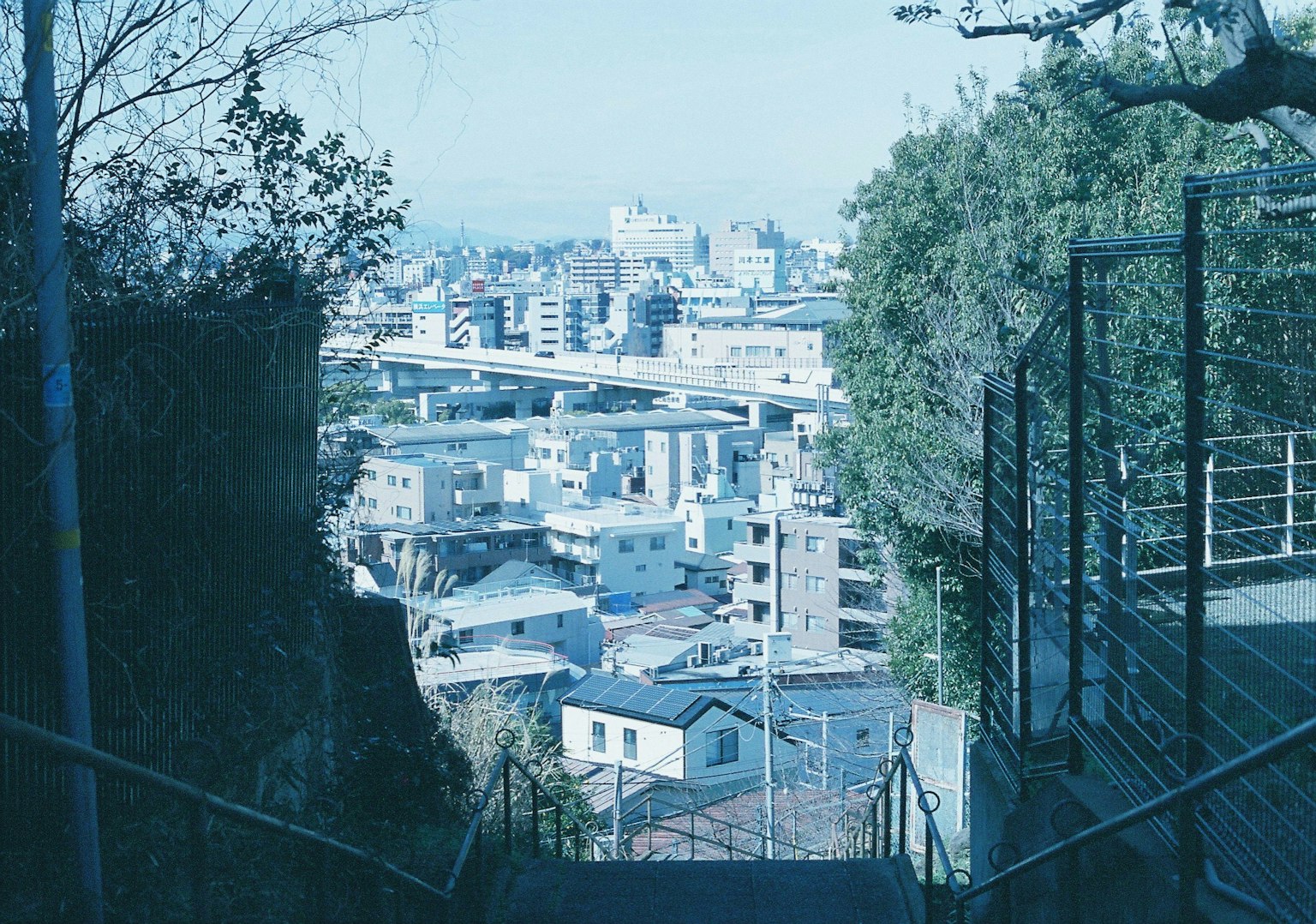 Vista della città in tonalità blu con scale
