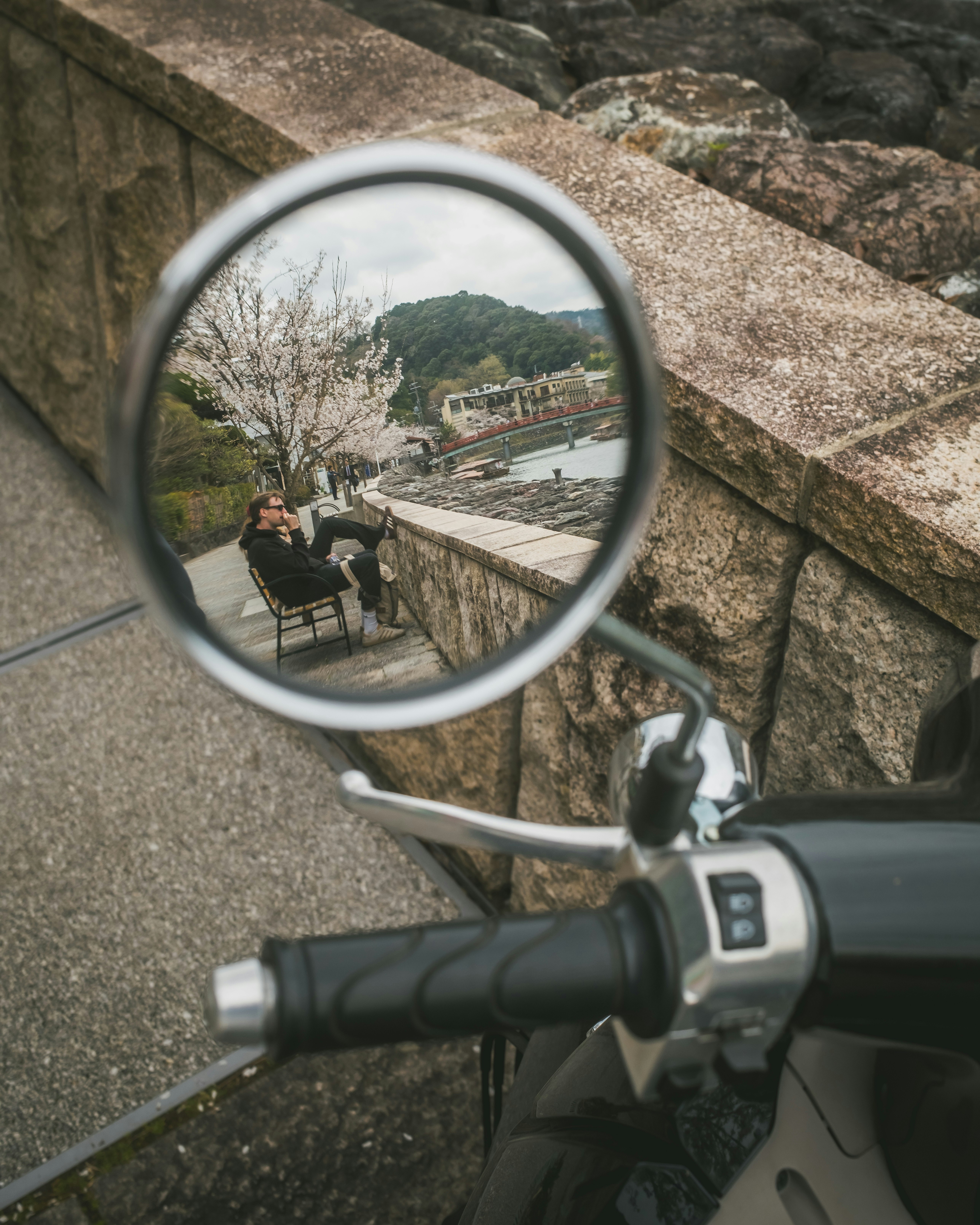 Escalier en pierre de saison printanière avec vélos et fleurs de cerisier