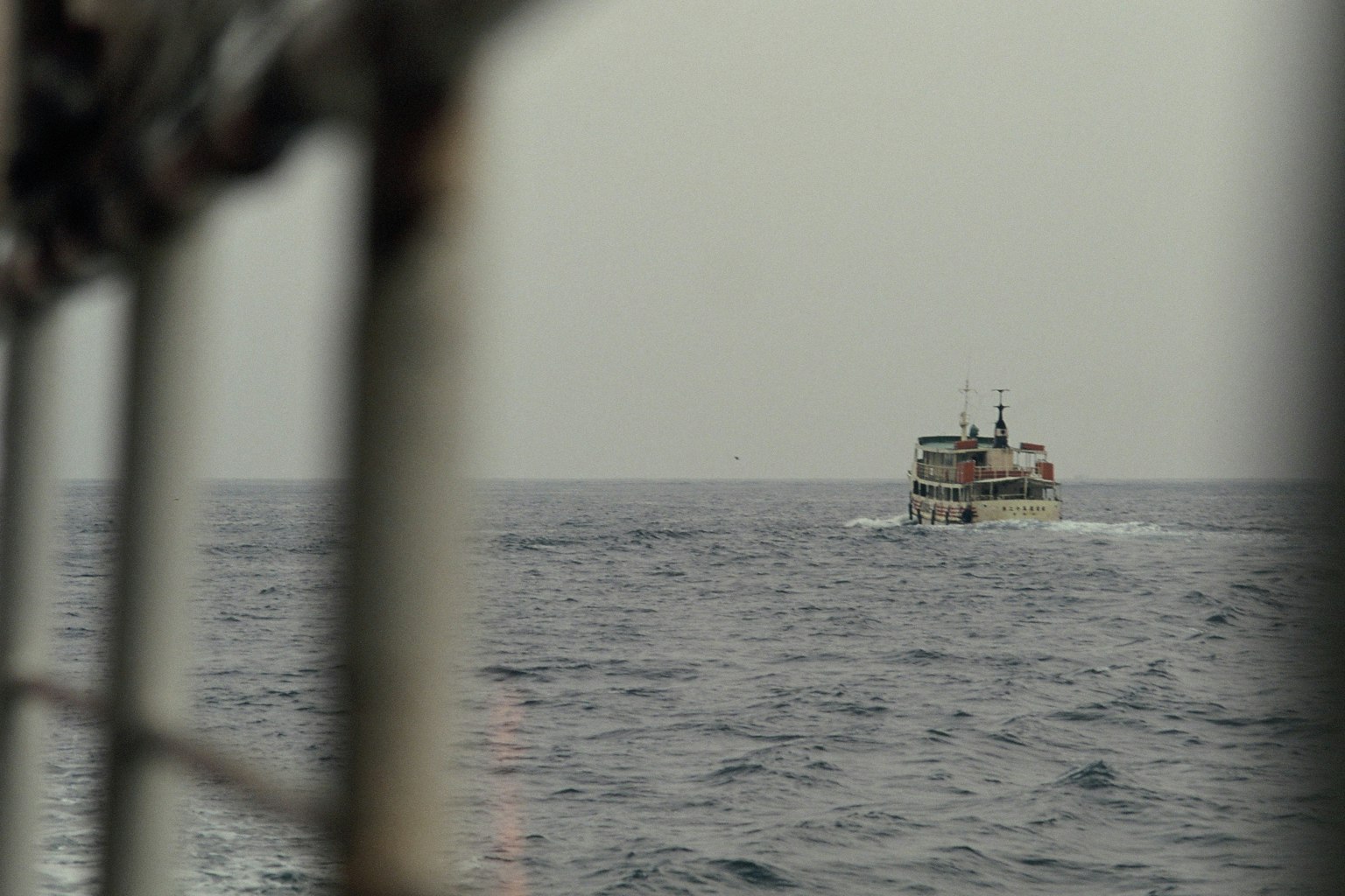 Un bateau naviguant sur la mer avec une surface calme en arrière-plan