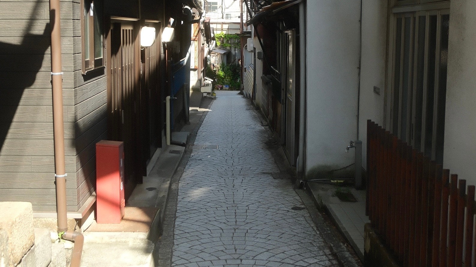 路地の石畳と建物の並ぶ通り