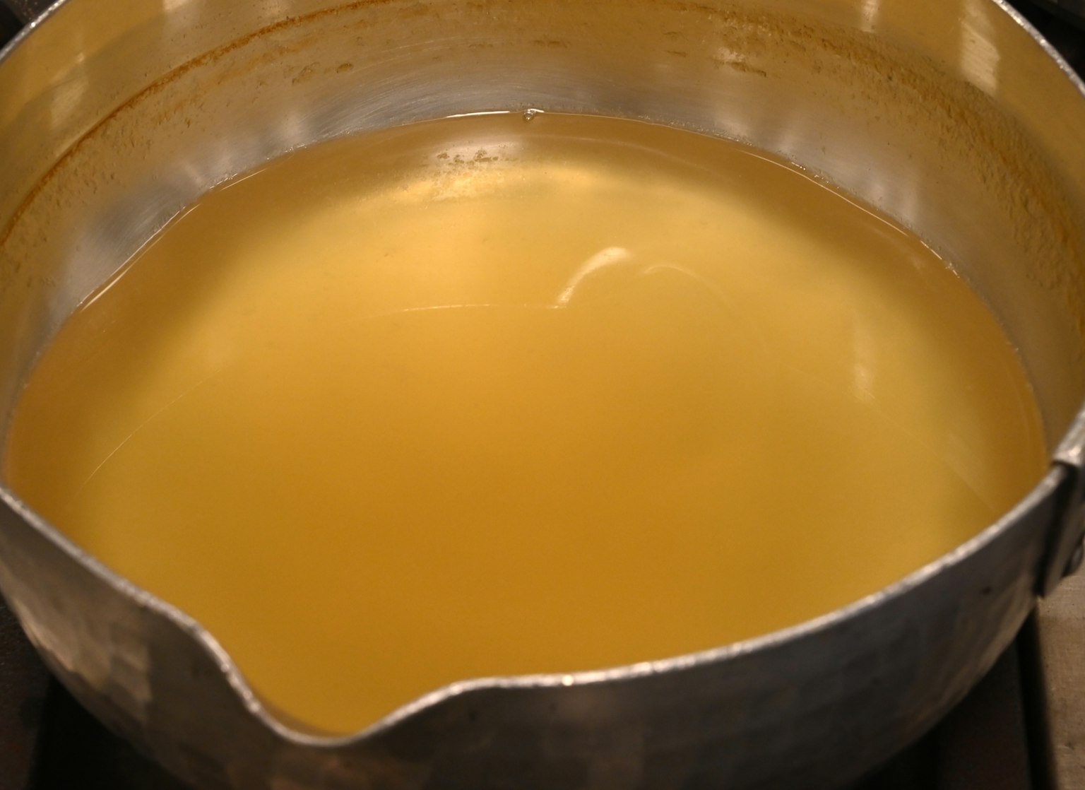 Kaldu bening dalam panci logam