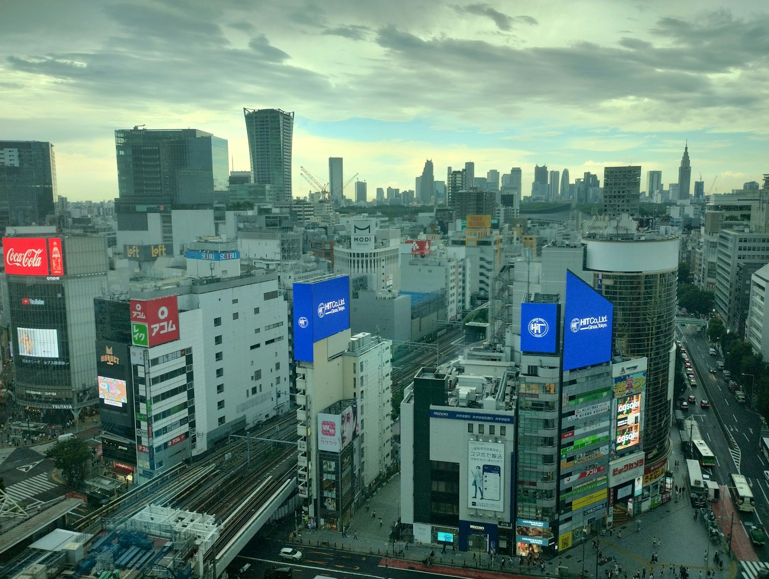 ทิวทัศน์เมืองโตเกียว อาคารสูงและป้ายโฆษณา