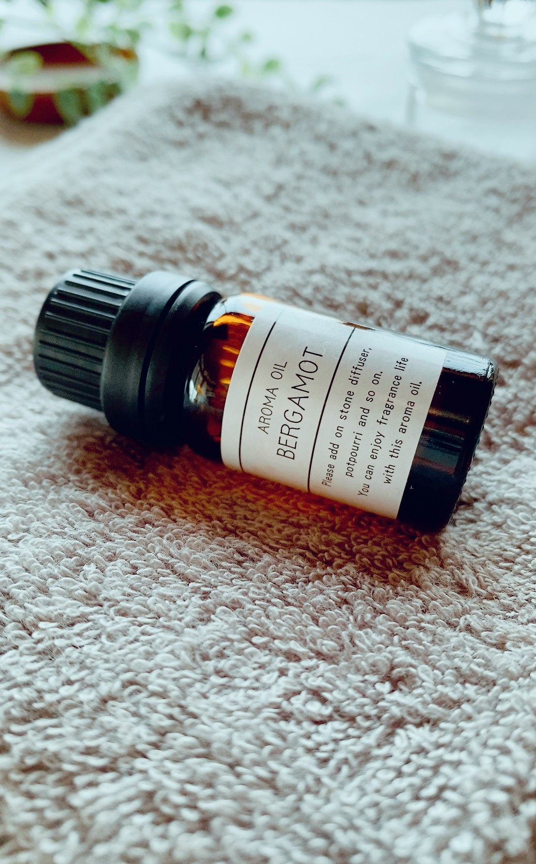 petit flacon d’huile aromatique posé sur un lit
