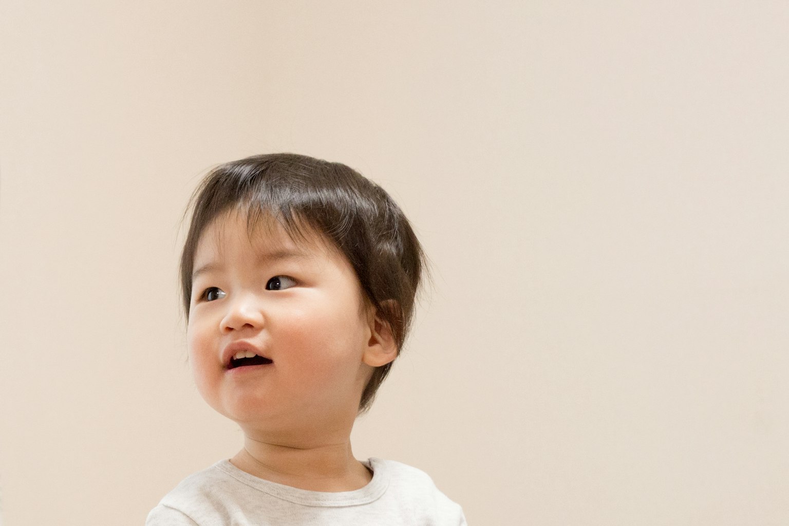 一個小孩在明亮的背景下快樂地微笑