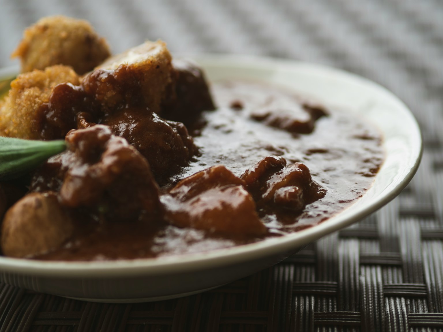 Hidangan daging dalam saus kaya disajikan di piring