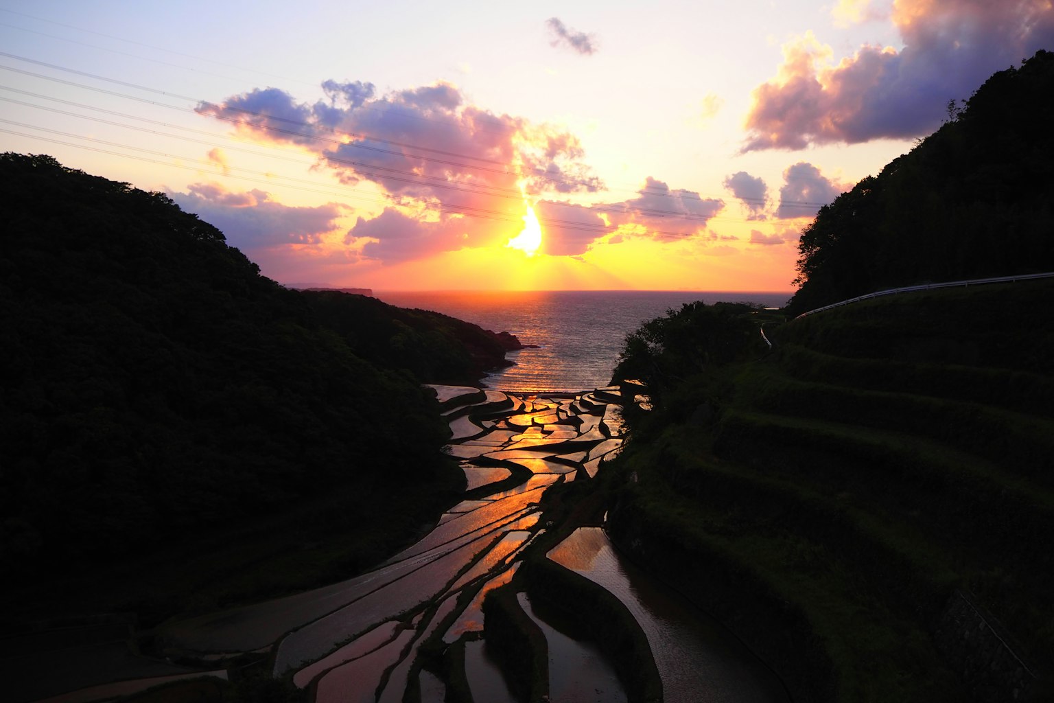 海上美丽的日落与梯田