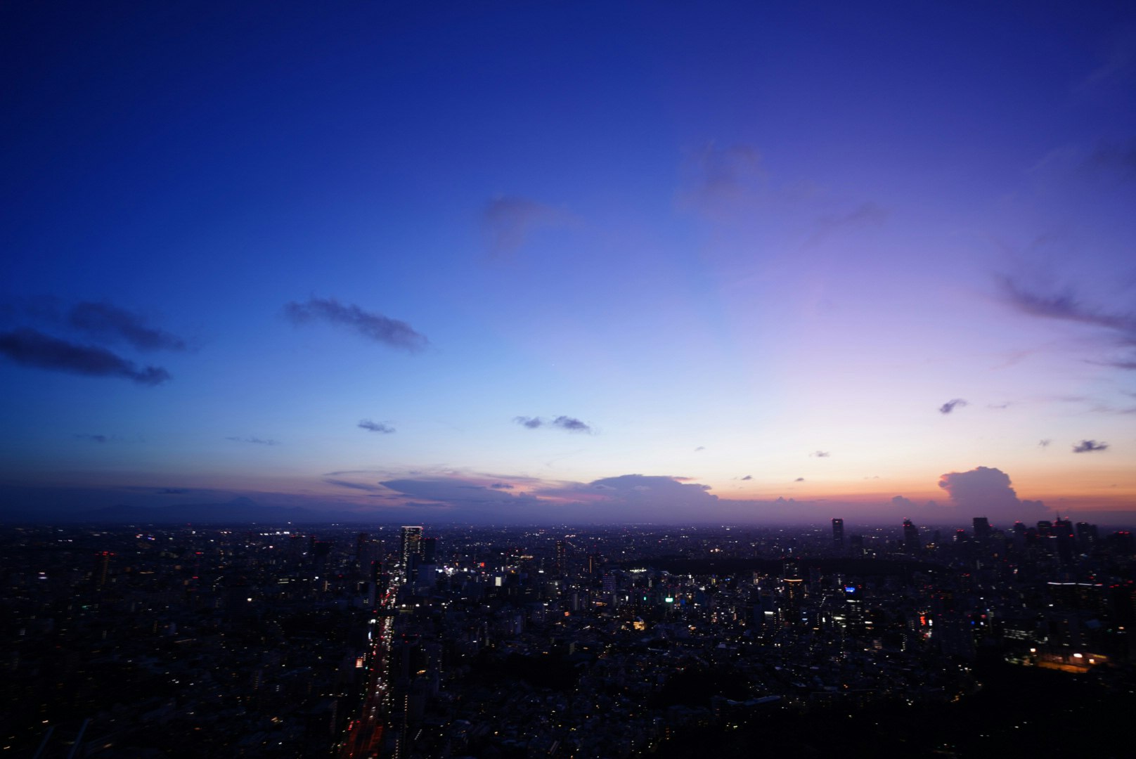 夜景の街並みと青い空のグラデーション