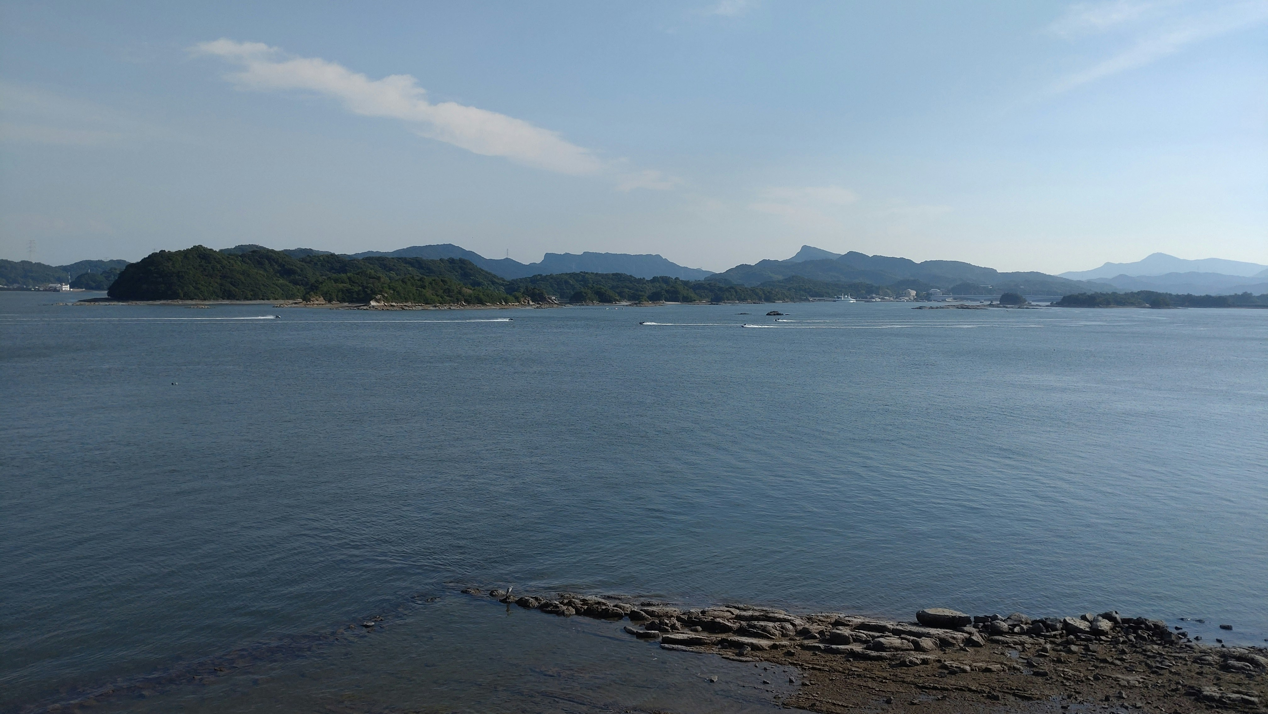 天草附近海面上的噴射快艇與遠處島嶼