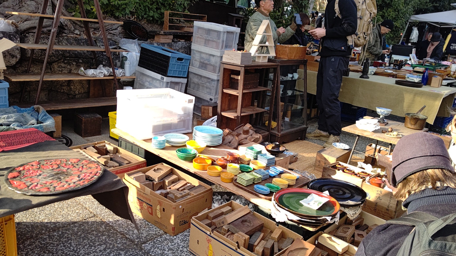 Una vivace scena di mercato con vari artigianato e merci fatte a mano