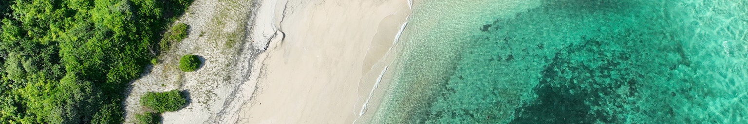 Vista aérea de una hermosa playa con arena blanca y agua turquesa