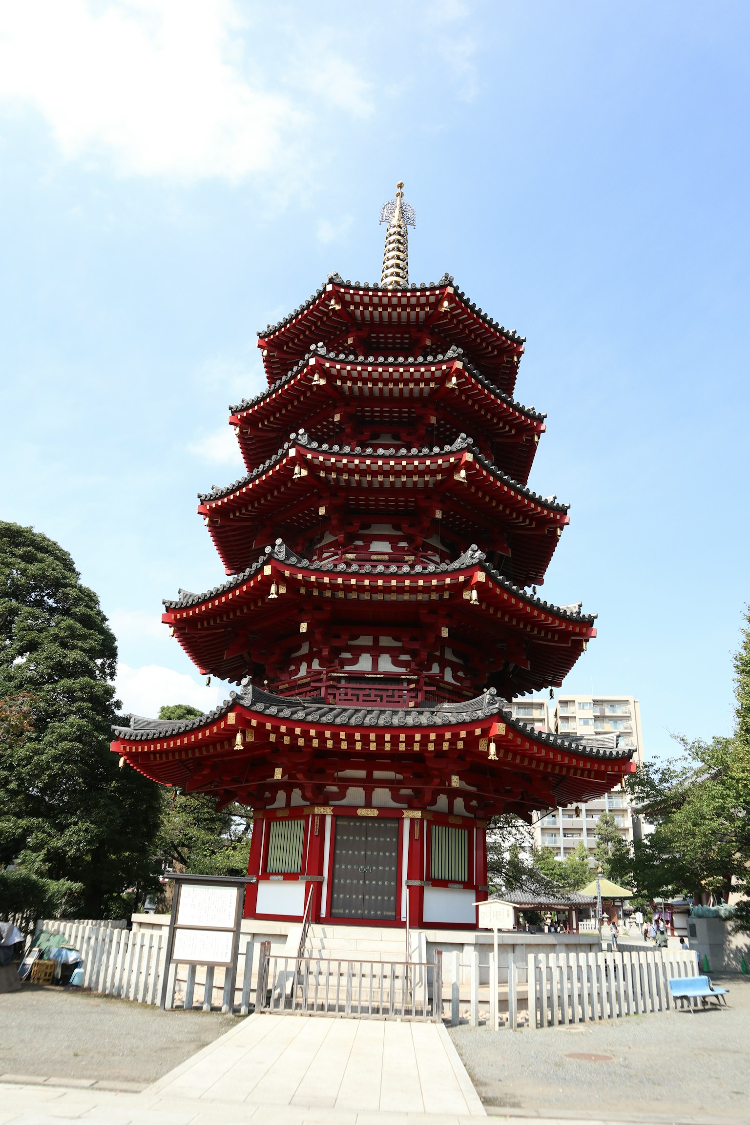 Pagode rouge à cinq étages se dressant sous un ciel bleu