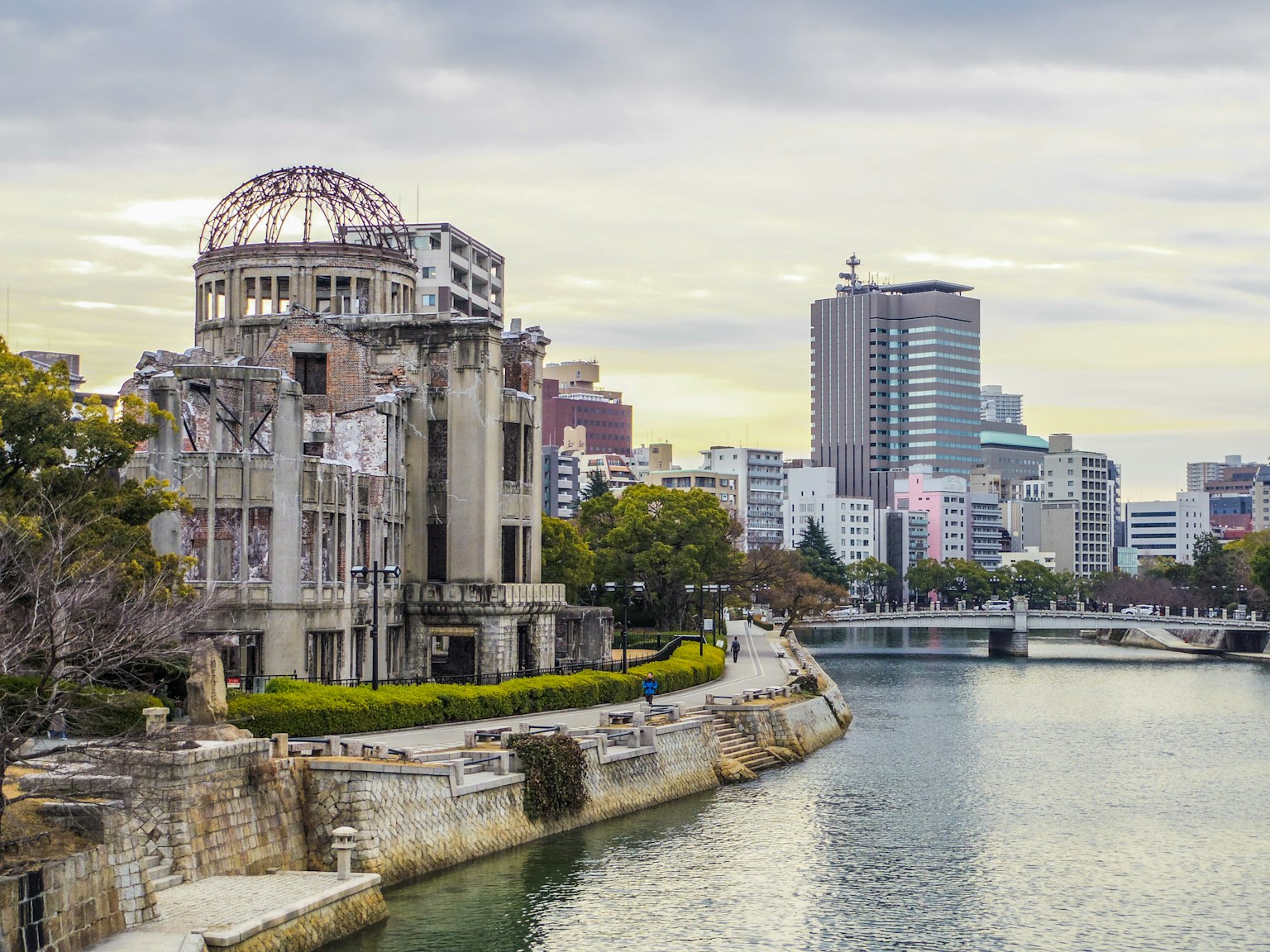 廣島原子彈圓頂與現代建築的背景