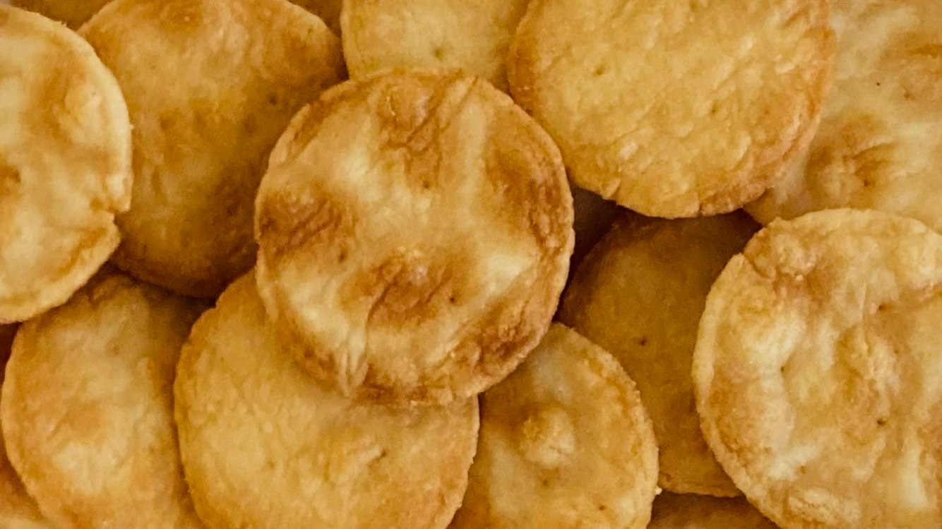 焼きたてのパン生地のような丸いパンのアップ
