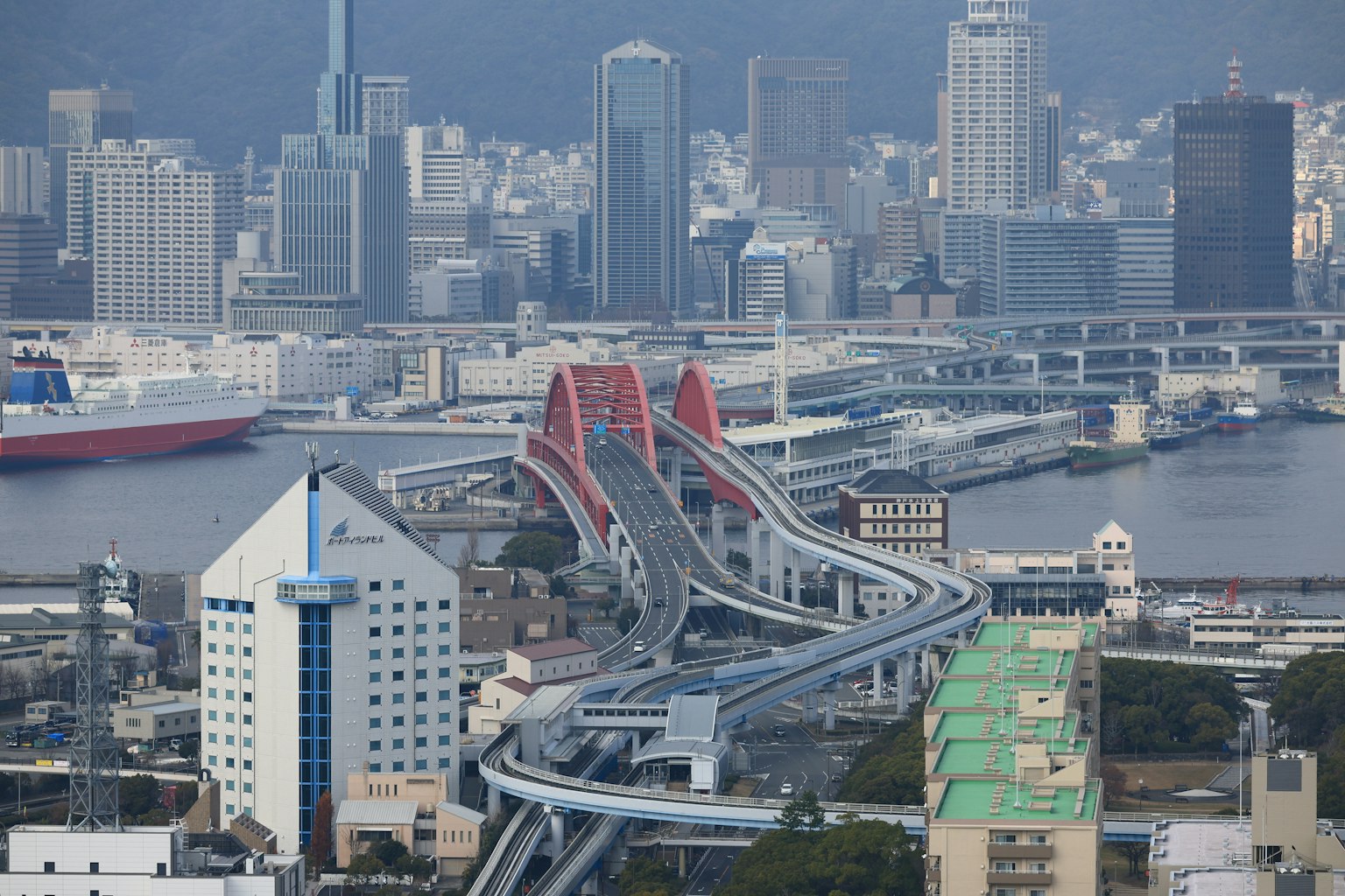 Pemandangan kota dengan gedung pencakar langit dan jembatan merah