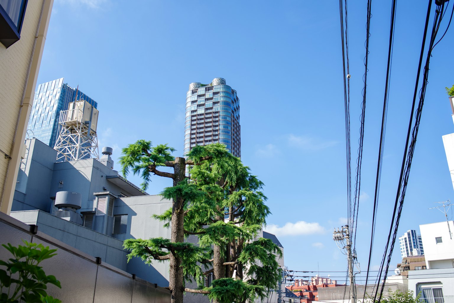 Paisaje urbano con rascacielos bajo un cielo azul